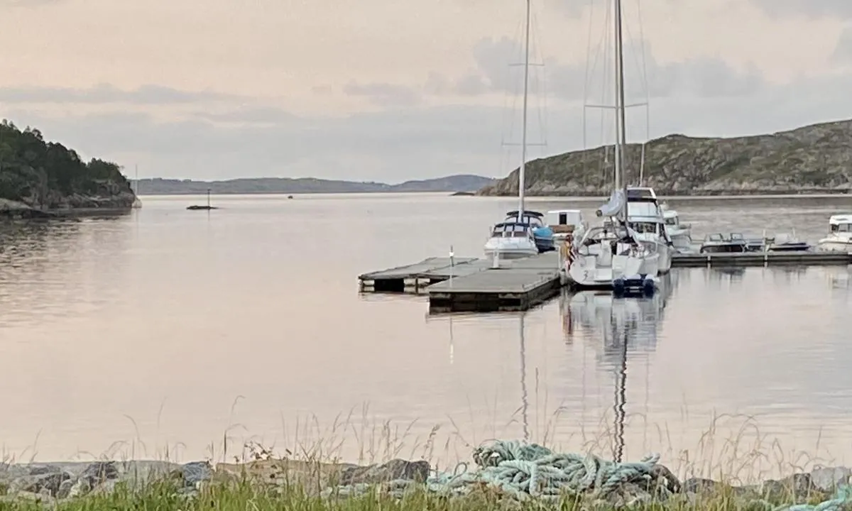 Kvenvær: {"base": "no", "no": "Bildet av gjestebrygge og innseiling fra nord.", "se": "Bilden av g\u00e4stbryggan och inseglingen fr\u00e5n norr.", "en": "Picture of guest pier and entrance from the north.", "da": "Billedet af g\u00e6stebro og indsejling fra nord."}