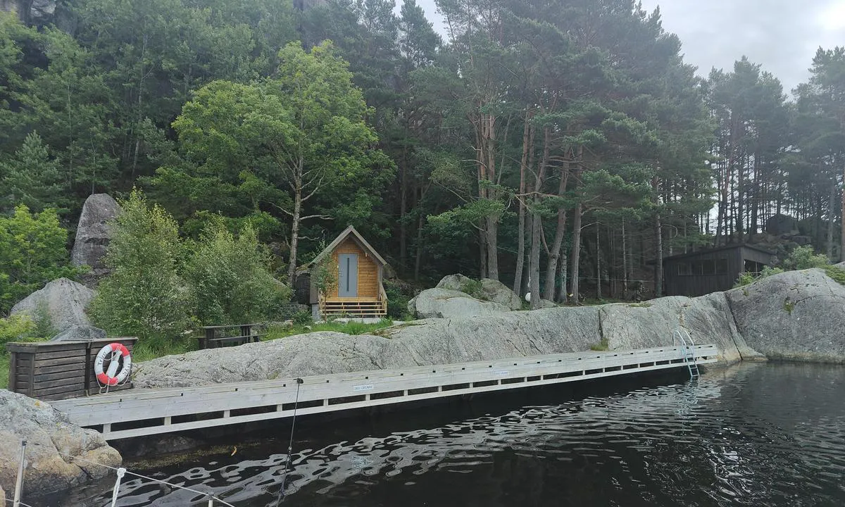 Kvernavågen - Skadbergsvågen: {"base": "no", "no": "Bryggeanlegg med toalett og gapahuk p\u00e5 \u00f8stsiden av V\u00e5gen.", "se": "Brygganl\u00e4ggning med toalett och vindskydd p\u00e5 \u00f6stsidan av V\u00e5gen.", "en": "Pier facility with a toilet and a lean-to on the east side of V\u00e5gen.", "da": "Brov\u00e6rk med toilet og shelter p\u00e5 \u00f8stsiden af V\u00e5gen."}