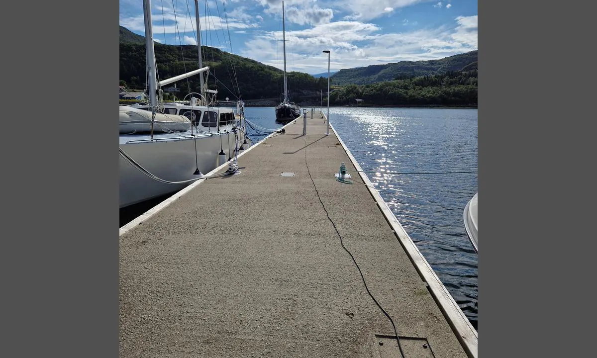 Kvina Båtforening og Bobilparkering: {"base": "no", "no": "Gjestebrygge", "se": "G\u00e4stbrygga", "en": "Guest pier", "da": "G\u00e6stebro"}