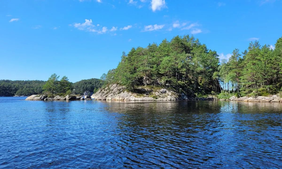 Kviteklubben, Søre Dåfjorden: {"base": "no", "no": "Fort\u00f8yningsbolt midt i bildet.", "se": "F\u00f6rt\u00f6jningsbult mitt i bilden.", "en": "Mooring bolt in the middle of the picture.", "da": "Fort\u00f8jningsbolt midt i billedet."}