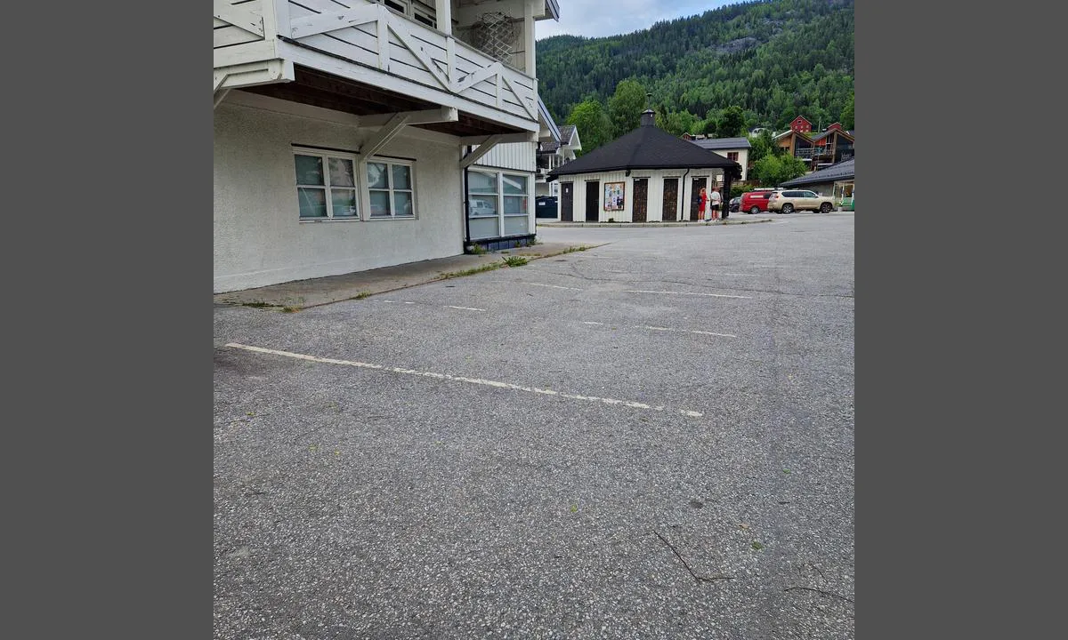 Kviteseid Gjestebrygge: {"base": "no", "no": "Toaletter er i bygget rett f\u00f8r til venstre for kiwi butikken", "se": "Toaletter finns i byggnaden strax innan till v\u00e4nster om kiwi butiken", "en": "Toilets are in the building immediately to the left before the Kiwi store", "da": "Toiletter er i bygningen lige f\u00f8r til venstre for kiwi-butikken"}