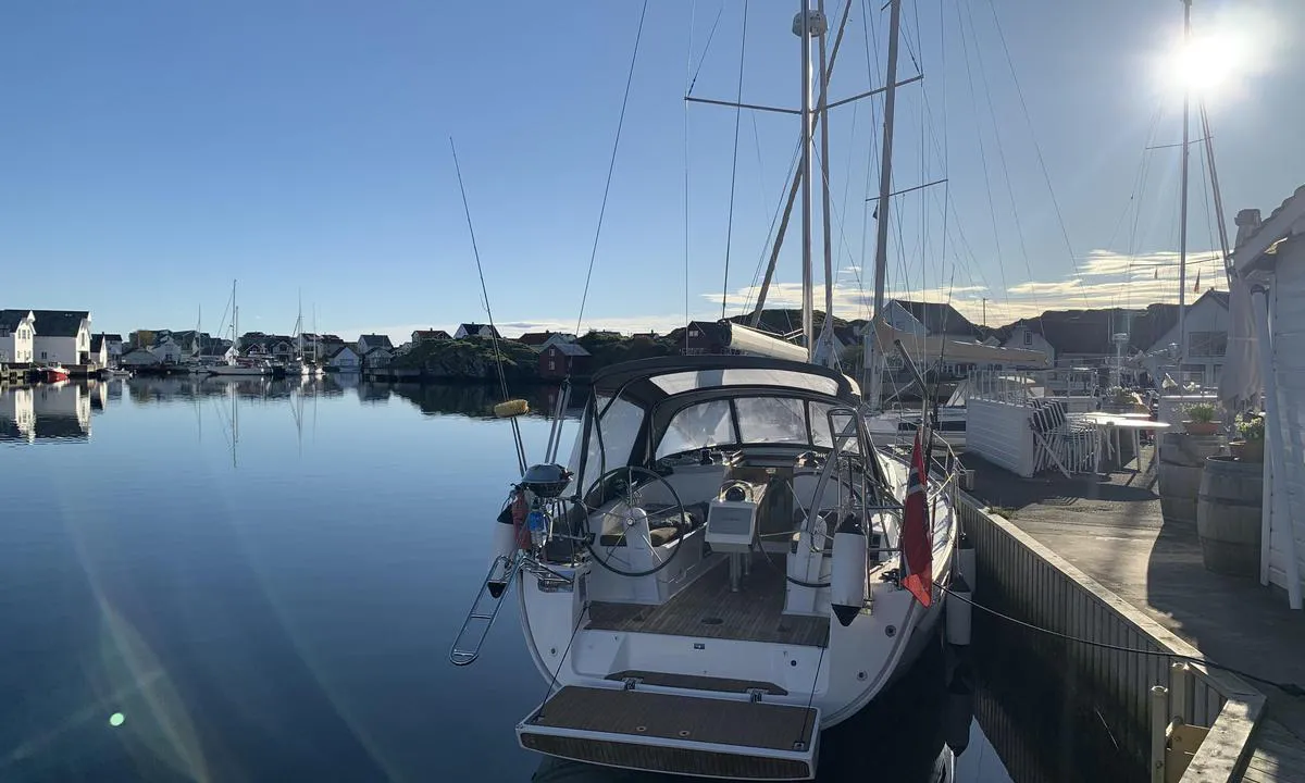 Kvitsøy - Grøningen: {"base": "no", "no": "Fin soloppgang p\u00e5 Gr\u00f8ningen gjestebrygge, den andre gjeste brygga ser du til venstre i bildet. Der borte er servicebygget, ca. 5-6 min \u00e5 g\u00e5.", "se": "Fin soluppg\u00e5ng vid Gr\u00f6nningens g\u00e4stbrygga, den andra g\u00e4stbryggan ser du till v\u00e4nster i bilden. D\u00e4r borta \u00e4r servicebyggnaden, ca 5-6 min att g\u00e5.", "en": "Beautiful sunrise at Gr\u00f8ningen guest dock, the second guest dock can be seen to the left in the picture. Over there is the service building, approximately a 5-6 minute walk.", "da": "Fin solopgang p\u00e5 Gr\u00f8ningen g\u00e6stebro, den anden g\u00e6stebro kan du se til venstre i billedet. Derovre er servicebygningen, ca. 5-6 min at g\u00e5.", "fr": "Beau lever de soleil \u00e0 la jet\u00e9e d'accueil de Gr\u00f8ningen, vous pouvez voir l'autre jet\u00e9e d'accueil \u00e0 gauche sur la photo. L\u00e0-bas se trouve le b\u00e2timent de service, environ 5-6 minutes \u00e0 pied.", "de": "Sch\u00f6ner Sonnenaufgang an der G\u00e4stebr\u00fccke von Gr\u00f8ningen, du siehst die andere G\u00e4stebr\u00fccke links im Bild. Dort dr\u00fcben ist das Servicegeb\u00e4ude, ca. 5-6 Minuten zu Fu\u00df.", "es": "Un amanecer hermoso en el muelle de invitados de Gr\u00f8ningen, el otro muelle de invitados se puede ver a la izquierda en la imagen. Por all\u00e1 est\u00e1 el edificio de servicios, a unos 5-6 minutos a pie.", "it": "Bella alba alla banchina per ospiti di Gr\u00f8ningen, l'altra banchina per ospiti la vedi a sinistra nell'immagine. Laggi\u00f9 c'\u00e8 l'edificio dei servizi, a circa 5-6 minuti a piedi.", "pt": "Nascer do sol bonito no cais de visitantes de Gr\u00f8ningen, o segundo cais de visitantes pode ser visto \u00e0 esquerda na imagem. Ali mais longe est\u00e1 o pr\u00e9dio de servi\u00e7os, cerca de 5-6 minutos a p\u00e9.", "nl": "Mooie zonsopgang bij de gastensteiger van Gr\u00f8ningen, de andere gastensteiger zie je links op de foto. Daar verderop is het servicegebouw, ongeveer 5-6 minuten lopen.", "pl": "Pi\u0119kny wsch\u00f3d s\u0142o\u0144ca na przystani go\u015bcinnej Gr\u00f8ningen, drug\u0105 przysta\u0144 go\u015bcinn\u0105 wida\u0107 po lewej stronie zdj\u0119cia. Tam dalej jest budynek serwisowy, oko\u0142o 5-6 minut pieszo.", "uk": "<p>\u0427\u0443\u0434\u043e\u0432\u0438\u0439 \u0441\u0432\u0456\u0442\u0430\u043d\u043e\u043a \u043d\u0430 \u0433\u043e\u0441\u0442\u044c\u043e\u0432\u043e\u043c\u0443 \u043f\u0456\u0440\u0441\u0456 \u0413\u0440\u044c\u043e\u043d\u0456\u043d\u0433\u0435\u043d\u0443, \u0434\u0440\u0443\u0433\u0438\u0439 \u0433\u043e\u0441\u0442\u044c\u043e\u0432\u0438\u0439 \u043f\u0456\u0440\u0441 \u0432\u0438 \u0431\u0430\u0447\u0438\u0442\u0435 \u043b\u0456\u0432\u043e\u0440\u0443\u0447 \u043d\u0430 \u0437\u043e\u0431\u0440\u0430\u0436\u0435\u043d\u043d\u0456. \u0422\u0430\u043c \u0437\u043d\u0430\u0445\u043e\u0434\u0438\u0442\u044c\u0441\u044f \u0441\u0435\u0440\u0432\u0456\u0441\u043d\u0430 \u0431\u0443\u0434\u0456\u0432\u043b\u044f, \u043f\u0440\u0438\u0431\u043b\u0438\u0437\u043d\u043e 5-6 \u0445\u0432\u0438\u043b\u0438\u043d \u0445\u043e\u0434\u044c\u0431\u0438.</p>", "ro": "R\u0103s\u0103rit frumos la debarcaderul pentru oaspe\u021bi Gr\u00f8ningen, cel\u0103lalt debarcader pentru oaspe\u021bi \u00eel vezi \u00een st\u00e2nga imaginii. Acolo se afl\u0103 cl\u0103direa de servicii, la aproximativ 5-6 minute de mers.", "tr": "Gr\u00f8ningen konuk iskelesinde g\u00fczel bir g\u00fcn do\u011fumu, solda resimde g\u00f6r\u00fclen di\u011fer konuk iskelesidir. Orada hizmet binas\u0131 var, y\u00fcr\u00fcyerek yakla\u015f\u0131k 5-6 dakika.", "el": "\u038c\u03bc\u03bf\u03c1\u03c6\u03b7 \u03b1\u03bd\u03b1\u03c4\u03bf\u03bb\u03ae \u03c3\u03c4\u03bf \u03be\u03b5\u03bd\u03ce\u03bd\u03b9\u03bf \u03bc\u03cc\u03bb\u03bf \u03c4\u03bf\u03c5 Gr\u00f8ningen, \u03bf \u03ac\u03bb\u03bb\u03bf\u03c2 \u03bc\u03cc\u03bb\u03bf\u03c2 \u03b3\u03b9\u03b1 \u03b5\u03c0\u03b9\u03c3\u03ba\u03ad\u03c0\u03c4\u03b5\u03c2 \u03c6\u03b1\u03af\u03bd\u03b5\u03c4\u03b1\u03b9 \u03c3\u03c4\u03b1 \u03b1\u03c1\u03b9\u03c3\u03c4\u03b5\u03c1\u03ac \u03c4\u03b7\u03c2 \u03b5\u03b9\u03ba\u03cc\u03bd\u03b1\u03c2. \u0395\u03ba\u03b5\u03af \u03b2\u03c1\u03af\u03c3\u03ba\u03b5\u03c4\u03b1\u03b9 \u03c4\u03bf \u03ba\u03c4\u03ae\u03c1\u03b9\u03bf \u03b5\u03be\u03c5\u03c0\u03b7\u03c1\u03ad\u03c4\u03b7\u03c3\u03b7\u03c2, \u03c0\u03b5\u03c1\u03af\u03c0\u03bf\u03c5 5-6 \u03bb\u03b5\u03c0\u03c4\u03ac \u03bc\u03b5 \u03c4\u03b1 \u03c0\u03cc\u03b4\u03b9\u03b1.", "cs": "Kr\u00e1sn\u00fd v\u00fdchod slunce na p\u0159\u00edstavn\u00edm m\u016fstku pro hosty Gr\u00f8ningen, druh\u00fd m\u016fstek pro hosty vid\u00edte vlevo na fotografii. Tam je servisn\u00ed budova, asi 5-6 minut ch\u016fze.", "hu": "<p>Sz\u00e9p napfelkelte a Gr\u00f8ningen vend\u00e9gm\u00f3l\u00f3n\u00e1l, a m\u00e1sik vend\u00e9gm\u00f3l\u00f3t balra l\u00e1tod a k\u00e9pen. Ott van a szerviz\u00e9p\u00fclet, kb. 5-6 perc s\u00e9ta.</p>", "fi": "Kaunis auringonnousu Gr\u00f8ningenin vierasvenesatamassa, toinen vieraslaituri n\u00e4kyy kuvan vasemmassa laidassa. Tuolla on palvelurakennus, noin 5-6 minuutin k\u00e4velymatkan p\u00e4\u00e4ss\u00e4.", "bg": "\u0427\u0443\u0434\u0435\u0441\u0435\u043d \u0438\u0437\u0433\u0440\u0435\u0432 \u043d\u0430 \u0433\u043e\u0441\u0442\u0443\u0432\u0430\u0449\u0438\u044f \u043a\u0435\u0439 \u0432 \u0413\u0440\u044c\u043e\u043d\u0438\u043d\u0433\u0435\u043d, \u0432\u0442\u043e\u0440\u0438\u044f\u0442 \u0433\u043e\u0441\u0442\u0443\u0432\u0430\u0449 \u043a\u0435\u0439 \u0441\u0435 \u0432\u0438\u0436\u0434\u0430 \u0432\u043b\u044f\u0432\u043e \u043d\u0430 \u0441\u043d\u0438\u043c\u043a\u0430\u0442\u0430. \u0422\u0430\u043c \u0435 \u0438 \u0441\u0433\u0440\u0430\u0434\u0430\u0442\u0430 \u0437\u0430 \u043e\u0431\u0441\u043b\u0443\u0436\u0432\u0430\u043d\u0435, \u043f\u0440\u0438\u0431\u043b\u0438\u0437\u0438\u0442\u0435\u043b\u043d\u043e 5-6 \u043c\u0438\u043d\u0443\u0442\u0438 \u043f\u0435\u0448\u0430.", "sr": "Lep izlazak sunca na gostinskom pristani\u0161tu Gr\u00f8ningen, drugo gostinsko pristani\u0161te mo\u017eete videti levo na slici. Tamo je servisna zgrada, otprilike 5-6 minuta hoda.", "et": "Kaunis p\u00e4ikeset\u00f5us Gr\u00f8ningeni k\u00fclaliskail, vasakul pildil n\u00e4ed teist k\u00fclaliskai. Seal kaugemal on teenindushoone, umbes 5-6 minutit jalgsi.", "lv": "Skaista saull\u0113kta aina pie Gr\u00f8ningen viesu piest\u0101tnes, otru viesu piest\u0101tni var redz\u0113t att\u0113l\u0101 pa kreisi. Tur t\u0101lum\u0101 ir servisa \u0113ka, aptuveni 5-6 min\u016btes ar k\u0101j\u0101m.", "lt": "Gra\u017eus saul\u0117tekis Gr\u00f8ningen sve\u010di\u0173 prieplaukoje, kit\u0105 sve\u010di\u0173 prieplauk\u0105 matote kair\u0117je nuotraukos pus\u0117je. Ten toliau yra paslaug\u0173 pastatas, apie 5-6 min. kelio p\u0117s\u010diomis."}