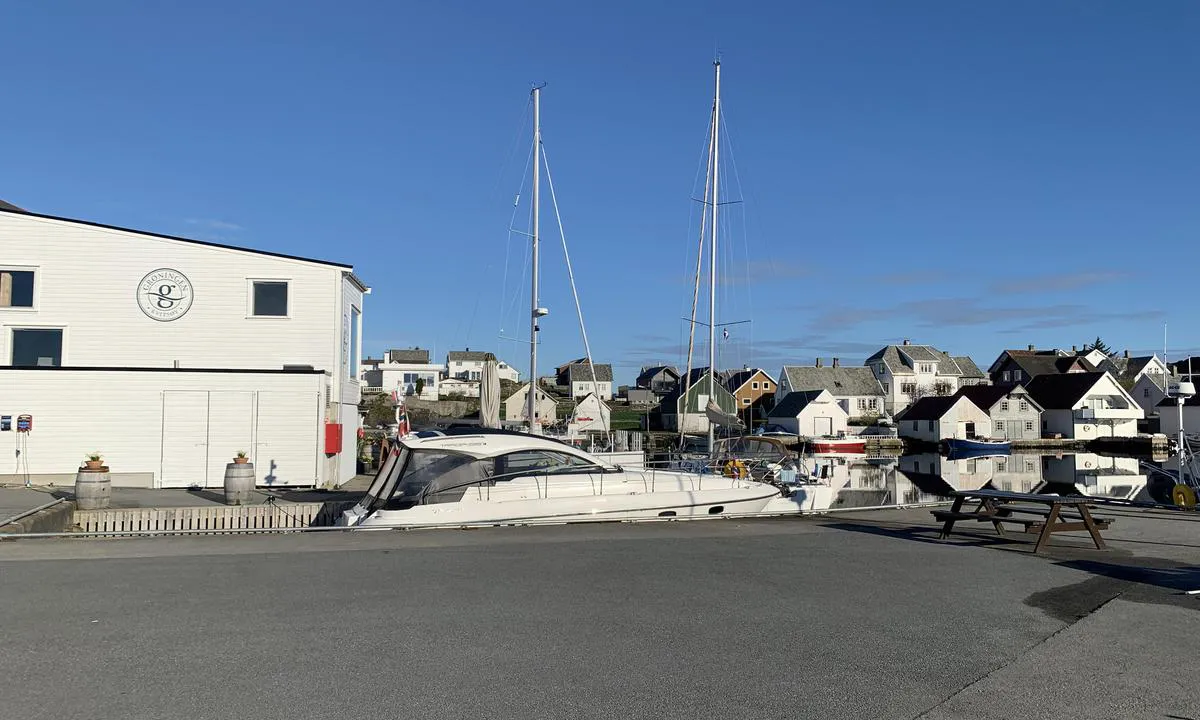 Kvitsøy - Grøningen: {"base": "no", "no": "Bilde fra s\u00f8r \u00f8st. Viser resturangen og gjeste plasser. Str\u00f8muttak p\u00e5 denne siden helt til venstre i bildet,  og p\u00e5 andre siden av bygget.", "se": "Bild fr\u00e5n sydost. Visar restaurangen och g\u00e4stplatser. Eluttag p\u00e5 denna sida l\u00e4ngst till v\u00e4nster i bilden, och p\u00e5 andra sidan av byggnaden.", "en": "Picture from the southeast. Shows the restaurant and guest spots. Power outlets on this side all the way to the left in the picture, and on the other side of the building.", "da": "Billede fra syd\u00f8st. Viser restauranten og g\u00e6stepladser. Str\u00f8mudtag p\u00e5 denne side helt til venstre i billedet, og p\u00e5 den anden side af bygningen.", "fr": "Image depuis le sud-est. Montre le restaurant et les places pour les visiteurs. Prises \u00e9lectriques de ce c\u00f4t\u00e9 tout \u00e0 gauche de l'image, et de l'autre c\u00f4t\u00e9 du b\u00e2timent.", "de": "Bild von S\u00fcdosten. Zeigt das Restaurant und die G\u00e4steliegepl\u00e4tze. Stromanschluss auf dieser Seite ganz links im Bild und auf der anderen Seite des Geb\u00e4udes.", "es": "Imagen desde el sureste. Muestra el restaurante y los lugares para hu\u00e9spedes. Tomas de corriente en este lado completamente a la izquierda en la imagen, y en el otro lado del edificio.", "it": "Immagine da sud-est. Mostra il ristorante e i posti per gli ospiti. Prese di corrente su questo lato, completamente a sinistra nell'immagine, e dall'altro lato dell'edificio.", "pt": "Imagem do sudeste. Mostra o restaurante e lugares para visitantes. Tomada el\u00e9trica deste lado completamente \u00e0 esquerda na imagem, e do outro lado do edif\u00edcio.", "nl": "Afbeelding vanuit het zuidoosten. Toont het restaurant en de gastenplaatsen. Stroomaansluitingen aan deze kant helemaal links op de afbeelding, en aan de andere kant van het gebouw.", "pl": "<img src='path_to_image' alt='Zdj\u0119cie z po\u0142udniowego wschodu. Pokazuje restauracj\u0119 i miejsca dla go\u015bci. Gniazdko elektryczne po tej stronie zupe\u0142nie z lewej na zdj\u0119ciu oraz po drugiej stronie budynku.'>", "uk": "\u0417\u043e\u0431\u0440\u0430\u0436\u0435\u043d\u043d\u044f \u0437 \u043f\u0456\u0432\u0434\u0435\u043d\u043d\u043e\u0433\u043e \u0441\u0445\u043e\u0434\u0443. \u041f\u043e\u043a\u0430\u0437\u0443\u0454 \u0440\u0435\u0441\u0442\u043e\u0440\u0430\u043d \u0442\u0430 \u043c\u0456\u0441\u0446\u044f \u0434\u043b\u044f \u0433\u043e\u0441\u0442\u0435\u0439. \u0415\u043b\u0435\u043a\u0442\u0440\u0438\u0447\u043d\u0456 \u0440\u043e\u0437\u0435\u0442\u043a\u0438 \u0437 \u0446\u044c\u043e\u0433\u043e \u0431\u043e\u043a\u0443 \u0437\u043e\u0432\u0441\u0456\u043c \u0437\u043b\u0456\u0432\u0430 \u043d\u0430 \u0437\u043e\u0431\u0440\u0430\u0436\u0435\u043d\u043d\u0456, \u0456 \u043d\u0430 \u0456\u043d\u0448\u0456\u0439 \u0441\u0442\u043e\u0440\u043e\u043d\u0456 \u0431\u0443\u0434\u0456\u0432\u043b\u0456.", "ro": "Imagine din sud-est. Prezint\u0103 restaurantul \u0219i locurile pentru oaspe\u021bi. Prize de curent pe aceast\u0103 parte, complet \u00een st\u00e2nga imaginii, \u0219i pe cealalt\u0103 parte a cl\u0103dirii.", "tr": "G\u00fcneydo\u011fu'dan g\u00f6r\u00fcnt\u00fc. Restoran\u0131 ve misafir yerlerini g\u00f6steriyor. G\u00f6r\u00fcnt\u00fcn\u00fcn sol taraf\u0131nda ve binan\u0131n di\u011fer taraf\u0131nda elektrik prizleri bulunmaktad\u0131r.", "el": "\u0395\u03b9\u03ba\u03cc\u03bd\u03b1 \u03b1\u03c0\u03cc \u03c4\u03b1 \u03bd\u03bf\u03c4\u03b9\u03bf\u03b1\u03bd\u03b1\u03c4\u03bf\u03bb\u03b9\u03ba\u03ac. \u0394\u03b5\u03af\u03c7\u03bd\u03b5\u03b9 \u03c4\u03bf \u03b5\u03c3\u03c4\u03b9\u03b1\u03c4\u03cc\u03c1\u03b9\u03bf \u03ba\u03b1\u03b9 \u03c4\u03b9\u03c2 \u03b8\u03ad\u03c3\u03b5\u03b9\u03c2 \u03b5\u03c0\u03b9\u03c3\u03ba\u03b5\u03c0\u03c4\u03ce\u03bd. \u03a5\u03c0\u03bf\u03b4\u03bf\u03c7\u03ae \u03c1\u03b5\u03cd\u03bc\u03b1\u03c4\u03bf\u03c2 \u03c3\u03b5 \u03b1\u03c5\u03c4\u03ae \u03c4\u03b7\u03bd \u03c0\u03bb\u03b5\u03c5\u03c1\u03ac, \u03b1\u03ba\u03c1\u03b9\u03b2\u03ce\u03c2 \u03c3\u03c4\u03b1 \u03b1\u03c1\u03b9\u03c3\u03c4\u03b5\u03c1\u03ac \u03c4\u03b7\u03c2 \u03b5\u03b9\u03ba\u03cc\u03bd\u03b1\u03c2, \u03ba\u03b1\u03b9 \u03c3\u03c4\u03b7\u03bd \u03ac\u03bb\u03bb\u03b7 \u03c0\u03bb\u03b5\u03c5\u03c1\u03ac \u03c4\u03bf\u03c5 \u03ba\u03c4\u03b9\u03c1\u03af\u03bf\u03c5.", "cs": "Obr\u00e1zek z jihov\u00fdchodu. Zobrazuje restauraci a m\u00edsta pro hosty. Elektrick\u00e9 z\u00e1suvky na t\u00e9to stran\u011b \u00fapln\u011b vlevo na obr\u00e1zku a na druh\u00e9 stran\u011b budovy.", "hu": "K\u00e9p d\u00e9lkeletr\u0151l. Az \u00e9ttermet \u00e9s vend\u00e9ghelyeket mutatja. Elektromos csatlakoz\u00f3k a k\u00e9p bal sz\u00e9l\u00e9n, valamint az \u00e9p\u00fclet m\u00e1sik oldal\u00e1n.", "fi": "Kuva kaakosta. N\u00e4ytt\u00e4\u00e4 ravintolan ja vieraspaikat. S\u00e4hk\u00f6pistoke t\u00e4ll\u00e4 puolella aivan kuvan vasemmassa laidassa, ja rakennuksen toisella puolella.", "bg": "\u0418\u0437\u043e\u0431\u0440\u0430\u0436\u0435\u043d\u0438\u0435 \u043e\u0442 \u044e\u0433\u043e\u0438\u0437\u0442\u043e\u043a. \u041f\u043e\u043a\u0430\u0437\u0432\u0430 \u0440\u0435\u0441\u0442\u043e\u0440\u0430\u043d\u0442\u0430 \u0438 \u043c\u0435\u0441\u0442\u0430\u0442\u0430 \u0437\u0430 \u0433\u043e\u0441\u0442\u0438. \u0415\u043b\u0435\u043a\u0442\u0440\u0438\u0447\u0435\u0441\u043a\u0438 \u043a\u043e\u043d\u0442\u0430\u043a\u0442\u0438 \u043e\u0442 \u0442\u0430\u0437\u0438 \u0441\u0442\u0440\u0430\u043d\u0430 \u043d\u0430\u0439-\u0432\u043b\u044f\u0432\u043e \u043d\u0430 \u0438\u0437\u043e\u0431\u0440\u0430\u0436\u0435\u043d\u0438\u0435\u0442\u043e \u0438 \u043e\u0442 \u0434\u0440\u0443\u0433\u0430\u0442\u0430 \u0441\u0442\u0440\u0430\u043d\u0430 \u043d\u0430 \u0441\u0433\u0440\u0430\u0434\u0430\u0442\u0430.", "sr": "\u0421\u043b\u0438\u043a\u0430 \u0441\u0430 \u0458\u0443\u0433\u043e\u0438\u0441\u0442\u043e\u043a\u0430. \u041f\u0440\u0438\u043a\u0430\u0437\u0443\u0458\u0435 \u0440\u0435\u0441\u0442\u043e\u0440\u0430\u043d \u0438 \u043c\u0435\u0441\u0442\u0430 \u0437\u0430 \u0433\u043e\u0441\u0442\u0435. \u0415\u043b\u0435\u043a\u0442\u0440\u0438\u0447\u043d\u0435 \u043f\u0440\u0438\u043a\u0459\u0443\u0447\u043d\u0438\u0446\u0435 \u043d\u0430 \u043e\u0432\u043e\u0458 \u0441\u0442\u0440\u0430\u043d\u0438 \u043f\u043e\u0442\u043f\u0443\u043d\u043e \u043b\u0435\u0432\u043e \u043d\u0430 \u0441\u043b\u0438\u0446\u0438, \u0438 \u043d\u0430 \u0434\u0440\u0443\u0433\u043e\u0458 \u0441\u0442\u0440\u0430\u043d\u0438 \u0437\u0433\u0440\u0430\u0434\u0435.", "et": "Pilt kagust. N\u00e4itab restorani ja k\u00fclalisplatse. Elektriv\u00f5rgupistikud on pildi vasakus servas ja hoone teisel k\u00fcljel.", "lv": "Att\u0113ls no dienvidaustrumiem. R\u0101da restor\u0101nu un viesu vietas. Str\u0101vas kontaktligzdas \u0161aj\u0101 pus\u0113 pa\u0161\u0101 att\u0113la kreisaj\u0101 st\u016br\u012b un otras \u0113kas pus\u0113.", "lt": "Paveiksl\u0117lis i\u0161 pietry\u010di\u0173. Parodo restoran\u0105 ir sve\u010di\u0173 vietas. Elektros lizdas \u0161ioje pus\u0117je visai kair\u0117je paveiksl\u0117lio pus\u0117je, taip pat kitoje pastato pus\u0117je."}