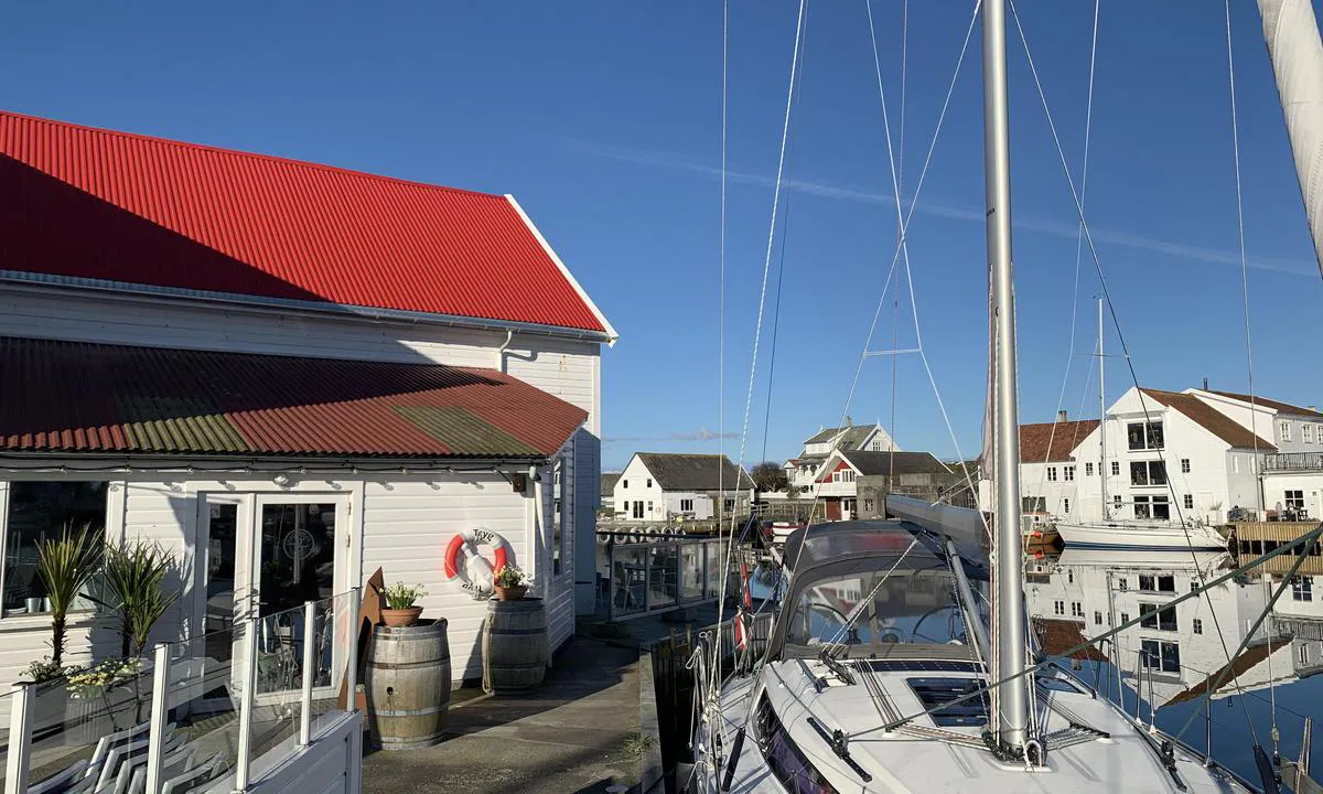 Kvitsøy - Grøningen: {"base": "no", "no": "Kort vei til restauranten, v\u00e6r obs p\u00e5 en del st\u00f8y p\u00e5 kveldstid. Str\u00f8muttak rundt hj\u00f8rnet bak b\u00e5ten.", "se": "Kort v\u00e4g till restaurangen, var medveten om en del oljud p\u00e5 kv\u00e4llstid. Eluttag runt h\u00f6rnet bakom b\u00e5ten.", "en": "Short distance to the restaurant, be aware of some noise in the evening. Power outlet around the corner behind the boat.", "da": "Kort vej til restauranten, v\u00e6r obs p\u00e5 en del st\u00f8j om aftenen. Str\u00f8mudtag rundt om hj\u00f8rnet bag b\u00e5den.", "fr": "Chemin court vers le restaurant, attention \u00e0 un peu de bruit en soir\u00e9e. Prise de courant autour du coin derri\u00e8re le bateau.", "de": "Kurzer Weg zum Restaurant, beachten Sie bitte den L\u00e4rm am Abend. Stromanschluss hinter der Ecke hinter dem Boot.", "es": "Camino corto al restaurante, tenga en cuenta que hay bastante ruido por la noche. Tomas de corriente a la vuelta de la esquina detr\u00e1s del barco.", "it": "Breve distanza dal ristorante, attenzione al rumore durante la sera. Presa di corrente dietro l'angolo dietro la barca.", "pt": "Caminho curto para o restaurante, esteja atento a algum barulho \u00e0 noite. Tomadas el\u00e9tricas ao virar a esquina atr\u00e1s do barco.", "nl": "Korte afstand naar het restaurant, let op enig lawaai in de avond. Stopcontacten om de hoek achter de boot.", "pl": "Kr\u00f3tka droga do restauracji, uwaga na ha\u0142as w godzinach wieczornych. Gniazdo zasilania za rogiem, za \u0142odzi\u0105.", "uk": "\u041a\u043e\u0440\u043e\u0442\u043a\u0430 \u0434\u043e\u0440\u043e\u0433\u0430 \u0434\u043e \u0440\u0435\u0441\u0442\u043e\u0440\u0430\u043d\u0443, \u0431\u0443\u0434\u044c\u0442\u0435 \u0443\u0432\u0430\u0436\u043d\u0456 \u0434\u043e \u0448\u0443\u043c\u0443 \u0432\u0432\u0435\u0447\u0435\u0440\u0456. \u0415\u043b\u0435\u043a\u0442\u0440\u0438\u0447\u043d\u0456 \u0440\u043e\u0437\u0435\u0442\u043a\u0438 \u0437\u0430 \u043a\u0443\u0442\u043e\u043c \u043f\u043e\u0437\u0430\u0434\u0443 \u0447\u043e\u0432\u043d\u0430.", "ro": "Distan\u021b\u0103 scurt\u0103 p\u00e2n\u0103 la restaurant, fi\u021bi aten\u021bi la zgomotul care poate ap\u0103rea seara. Priz\u0103 electric\u0103 dup\u0103 col\u021b, \u00een spatele b\u0103rcii.", "tr": "Restorana k\u0131sa mesafe, ak\u015famlar\u0131 olduk\u00e7a g\u00fcr\u00fclt\u00fcl\u00fc olabilir. Teknenin arkas\u0131ndaki k\u00f6\u015fede elektrik prizi mevcuttur.", "el": "\u039c\u03b9\u03ba\u03c1\u03ae \u03b1\u03c0\u03cc\u03c3\u03c4\u03b1\u03c3\u03b7 \u03bc\u03ad\u03c7\u03c1\u03b9 \u03c4\u03bf \u03b5\u03c3\u03c4\u03b9\u03b1\u03c4\u03cc\u03c1\u03b9\u03bf, \u03c0\u03c1\u03bf\u03c3\u03ad\u03be\u03c4\u03b5 \u03c4\u03b7\u03bd \u03c0\u03b9\u03b8\u03b1\u03bd\u03ae \u03c6\u03b1\u03c3\u03b1\u03c1\u03af\u03b1 \u03c4\u03b9\u03c2 \u03b2\u03c1\u03b1\u03b4\u03b9\u03bd\u03ad\u03c2 \u03ce\u03c1\u03b5\u03c2. \u03a0\u03b1\u03c1\u03bf\u03c7\u03ad\u03c2 \u03c1\u03b5\u03cd\u03bc\u03b1\u03c4\u03bf\u03c2 \u03c3\u03c4\u03b7 \u03b3\u03c9\u03bd\u03af\u03b1 \u03c0\u03af\u03c3\u03c9 \u03b1\u03c0\u03cc \u03c4\u03b7 \u03b2\u03ac\u03c1\u03ba\u03b1.", "cs": "Kr\u00e1tk\u00e1 cesta do restaurace, pozor na ur\u010dit\u00fd hluk ve ve\u010dern\u00edch hodin\u00e1ch. Elektrick\u00e9 z\u00e1suvky za rohem za lod\u00ed.", "hu": "R\u00f6vid \u00fat az \u00e9tteremhez, legyen \u00f3vatos az esti zajjal. Az \u00e1ramkimenet a haj\u00f3 m\u00f6g\u00f6tt a sarokn\u00e1l tal\u00e1lhat\u00f3.", "fi": "Lyhyt matka ravintolaan, huomioikaa mahdollinen melu iltaisin. S\u00e4hk\u00f6pistorasiat veneen takana nurkan takana.", "bg": "\u041a\u0440\u0430\u0442\u044a\u043a \u043f\u044a\u0442 \u0434\u043e \u0440\u0435\u0441\u0442\u043e\u0440\u0430\u043d\u0442\u0430, \u0431\u044a\u0434\u0435\u0442\u0435 \u0432\u043d\u0438\u043c\u0430\u0442\u0435\u043b\u043d\u0438 \u0437\u0430 \u043c\u0430\u043b\u043a\u043e \u0448\u0443\u043c \u0432\u0435\u0447\u0435\u0440. \u0415\u043b\u0435\u043a\u0442\u0440\u0438\u0447\u0435\u0441\u043a\u0438 \u043a\u043e\u043d\u0442\u0430\u043a\u0442\u0438 \u0437\u0430\u0434 \u044a\u0433\u044a\u043b\u0430 \u0437\u0430\u0434 \u043b\u043e\u0434\u043a\u0430\u0442\u0430.", "sr": "\u041a\u0440\u0430\u0442\u043a\u043e \u0440\u0430\u0441\u0442\u043e\u0458\u0430\u045a\u0435 \u0434\u043e \u0440\u0435\u0441\u0442\u043e\u0440\u0430\u043d\u0430, \u043e\u0431\u0440\u0430\u0442\u0438\u0442\u0435 \u043f\u0430\u0436\u045a\u0443 \u043d\u0430 \u043c\u043e\u0433\u0443\u045b\u0443 \u0431\u0443\u043a\u0443 \u0443 \u0432\u0435\u0447\u0435\u0440\u045a\u0438\u043c \u0441\u0430\u0442\u0438\u043c\u0430. \u0415\u043b\u0435\u043a\u0442\u0440\u0438\u0447\u043d\u0438 \u043f\u0440\u0438\u043a\u0459\u0443\u0447\u0430\u043a \u0438\u0437\u0430 \u0447\u0430\u043c\u0446\u0430, \u0438\u0437\u0430 \u0443\u0433\u043b\u0430.", "et": "L\u00fchike tee restoranini, ole \u00f5htusel ajal m\u00fcra suhtes t\u00e4helepanelik. Elektriv\u00f5rku tagantpoolt paadi nurga \u00fcmber.", "lv": "\u012ass ce\u013c\u0161 l\u012bdz restor\u0101nam, paturiet pr\u0101t\u0101, ka vakar\u0101 var b\u016bt diezgan liels troksnis. Elektr\u012bbas piesl\u0113gvieta atrodas aiz st\u016bra aiz laivas.", "lt": "Trumpas atstumas iki restorano, vakarais b\u016bkite atid\u016bs d\u0117l tam tikro triuk\u0161mo. Elektros lizdas u\u017e kampo u\u017e valties."}