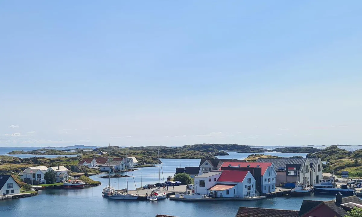 Kvitsøy - Grøningen: {"base": "no", "no": "Bryggen ved Gr\u00f8ningen. Restauranten i det hvite bygget.", "se": "Bryggan vid Gr\u00f8ningen. Restaurangen i den vita byggnaden.", "en": "The pier at Gr\u00f8ningen. The restaurant in the white building.", "da": "Bryggen ved Gr\u00f8ningen. Restauranten i den hvide bygning.", "fr": "Le quai \u00e0 Gr\u00f8ningen. Le restaurant dans le b\u00e2timent blanc.", "de": "Der Steg bei Gr\u00f8ningen. Das Restaurant im wei\u00dfen Geb\u00e4ude.", "es": "El muelle en Gr\u00f8ningen. El restaurante en el edificio blanco.", "it": "Il molo presso Gr\u00f8ningen. Il ristorante nell'edificio bianco.", "pt": "O cais em Gr\u00f8ningen. O restaurante no edif\u00edcio branco.", "nl": "De steiger bij Gr\u00f8ningen. Het restaurant in het witte gebouw.", "pl": "Nabrze\u017ce przy Gr\u00f8ningen. Restauracja w bia\u0142ym budynku.", "uk": "\u041f\u0440\u0438\u0447\u0430\u043b \u0431\u0456\u043b\u044f \u0413\u0440\u043e\u043d\u0456\u043d\u0433\u0435\u043d\u0430. \u0420\u0435\u0441\u0442\u043e\u0440\u0430\u043d \u0443 \u0431\u0456\u043b\u043e\u043c\u0443 \u0431\u0443\u0434\u0438\u043d\u043a\u0443.", "ro": "Cheiul de la Gr\u00f8ningen. Restaurantul din cl\u0103direa alb\u0103.", "tr": "\u0130skele Gr\u00f8ningen'de. Beyaz binadaki restoran.", "el": "\u0397 \u03c0\u03c1\u03bf\u03b2\u03bb\u03ae\u03c4\u03b1 \u03c3\u03c4\u03bf\u03bd Gr\u00f8ningen. \u03a4\u03bf \u03b5\u03c3\u03c4\u03b9\u03b1\u03c4\u03cc\u03c1\u03b9\u03bf \u03c3\u03c4\u03bf \u03bb\u03b5\u03c5\u03ba\u03cc \u03ba\u03c4\u03af\u03c1\u03b9\u03bf.", "cs": "Molo u Gr\u00f8ningen. Restaurace v b\u00edl\u00e9 budov\u011b.", "hu": "A m\u00f3l\u00f3 Gr\u00f8ningen mellett. Az \u00e9tterem a feh\u00e9r \u00e9p\u00fcletben.", "fi": "Laituri Gr\u00f8ningenill\u00e4. Ravintola valkoisessa rakennuksessa.", "bg": "\u041a\u0435\u044f\u0442 \u043f\u0440\u0438 Gr\u00f8ningen. \u0420\u0435\u0441\u0442\u043e\u0440\u0430\u043d\u0442\u044a\u0442 \u0432 \u0431\u044f\u043b\u0430\u0442\u0430 \u0441\u0433\u0440\u0430\u0434\u0430.", "sr": "Molo kod Gr\u00f8ningen-a. Restoran u beloj zgradi.", "et": "Kai Gr\u00f8ningeni juures. Restoran valges hoones.", "lv": "Piests Gr\u00f8ningen\u0101. Restor\u0101ns baltaj\u0101 \u0113k\u0101.", "lt": "Prieplauka prie Gr\u00f8ningen. Restoranas baltame pastate."}