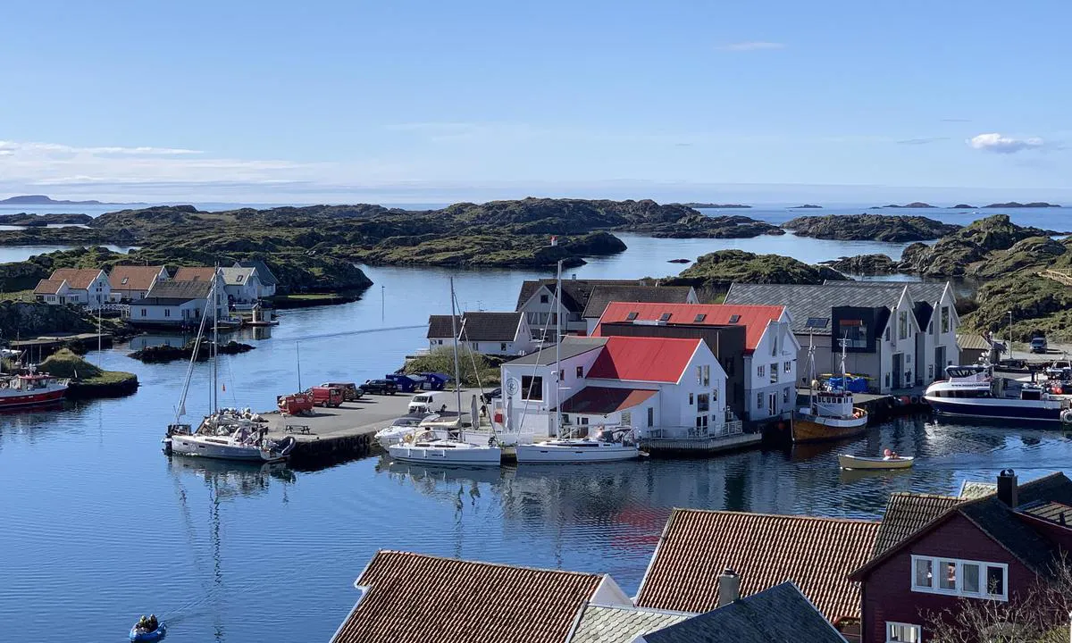 Kvitsøy - Grøningen: {"base": "no", "no": "Bilde av Gr\u00f8ningen fra utsiktsplaform p\u00e5 Kvits\u00f8y trafikksentral", "se": "Bild av Gr\u00f8ningen fr\u00e5n utsiktsplattformen p\u00e5 Kvits\u00f8y trafikcentral", "en": "Image of Gr\u00f8ningen from the lookout platform at Kvits\u00f8y traffic center", "da": "Billede af Gr\u00f8ningen fra udsigtsplatform p\u00e5 Kvits\u00f8y trafikcentral", "fr": "Image de Gr\u00f8ningen depuis la plate-forme d'observation du centre de trafic de Kvits\u00f8y", "de": "Bild von Gr\u00f8ningen von der Aussichtsplattform der Kvits\u00f8y Verkehrszentrale", "es": "Imagen de Gr\u00f8ningen desde la plataforma de observaci\u00f3n en la central de tr\u00e1fico de Kvits\u00f8y", "it": "Immagine di Gr\u00f8ningen dalla piattaforma panoramica presso il centro traffico di Kvits\u00f8y", "pt": "Imagem de Gr\u00f8ningen da plataforma de observa\u00e7\u00e3o no centro de tr\u00e1fego de Kvits\u00f8y", "nl": "Afbeelding van Gr\u00f8ningen vanaf het uitkijkplatform van het Kvits\u00f8y verkeerscentrum", "pl": "<img src='Bilde av Gr\u00f8ningen fra utsiktsplaform p\u00e5 Kvits\u00f8y trafikksentral' alt='Widok Gr\u00f8ningen z platformy widokowej w centrum ruchu morskiego Kvits\u00f8y'>", "uk": "\u0417\u043e\u0431\u0440\u0430\u0436\u0435\u043d\u043d\u044f \u0413\u0440\u044c\u043e\u043d\u0456\u043d\u0433\u0435\u043d\u0430 \u0437 \u043e\u0433\u043b\u044f\u0434\u043e\u0432\u043e\u0457 \u043f\u043b\u0430\u0442\u0444\u043e\u0440\u043c\u0438 \u043d\u0430 \u0446\u0435\u043d\u0442\u0440\u0430\u043b\u044c\u043d\u043e\u043c\u0443 \u043f\u0443\u043d\u043a\u0442\u0456 \u0443\u043f\u0440\u0430\u0432\u043b\u0456\u043d\u043d\u044f \u0440\u0443\u0445\u043e\u043c \u043d\u0430 \u041a\u0432\u0456\u0442\u0441\u0435\u044e", "ro": "Imagine cu Gr\u00f8ningen de pe platforma de observare la centrul de trafic Kvits\u00f8y", "tr": "Kvits\u00f8y trafik kontrol merkezi g\u00f6zetim platformundan Gr\u00f8ningen'in resmi", "el": "\u0395\u03b9\u03ba\u03cc\u03bd\u03b1 \u03c4\u03bf\u03c5 Gr\u00f8ningen \u03b1\u03c0\u03cc \u03c4\u03b7\u03bd \u03c0\u03bb\u03b1\u03c4\u03c6\u03cc\u03c1\u03bc\u03b1 \u03c0\u03b1\u03c1\u03b1\u03c4\u03ae\u03c1\u03b7\u03c3\u03b7\u03c2 \u03c3\u03c4\u03bf\u03bd \u03ba\u03b5\u03bd\u03c4\u03c1\u03b9\u03ba\u03cc \u03c3\u03c4\u03b1\u03b8\u03bc\u03cc \u03ba\u03c5\u03ba\u03bb\u03bf\u03c6\u03bf\u03c1\u03af\u03b1\u03c2 Kvits\u00f8y", "cs": "Obr\u00e1zek Gr\u00f8ningenu z vyhl\u00eddkov\u00e9 plo\u0161iny na Kvits\u00f8y dopravn\u00edm centru", "hu": "K\u00e9p Gr\u00f8ningenr\u0151l a Kvits\u00f8y forgalmi k\u00f6zpont kil\u00e1t\u00f3platformj\u00e1r\u00f3l", "fi": "Kuva Gr\u00f8ningenista Kvits\u00f8yn liikennekeskuksen n\u00e4k\u00f6alatasanteelta", "bg": "\u0421\u043d\u0438\u043c\u043a\u0430 \u043d\u0430 \u0413\u0440\u044c\u043e\u043d\u0438\u043d\u0433\u0435\u043d \u043e\u0442 \u043d\u0430\u0431\u043b\u044e\u0434\u0430\u0442\u0435\u043b\u043d\u0430\u0442\u0430 \u043f\u043b\u0430\u0442\u0444\u043e\u0440\u043c\u0430 \u0432 \u0442\u0440\u0430\u0444\u0438\u043a\u0446\u0435\u043d\u0442\u044a\u0440\u0430 \u043d\u0430 \u041a\u0432\u0438\u0442\u0441\u043e\u0439", "sr": "Slika Gr\u00f6ningena sa platforme za razgledanje na Kvitsoy saobra\u0107ajnom centru", "et": "Pilt vaatesillalt Gr\u00f8ningeni kohta Kvits\u00f8y liikluskeskuses", "lv": "Att\u0113ls no Gr\u00f8ningen no Kvits\u00f8y satiksmes centr\u0101les skatu platformas", "lt": "Vaizdas \u012f Gr\u00f8ningen i\u0161 ap\u017evalgos platformos Kvits\u00f8y eismo centre"}