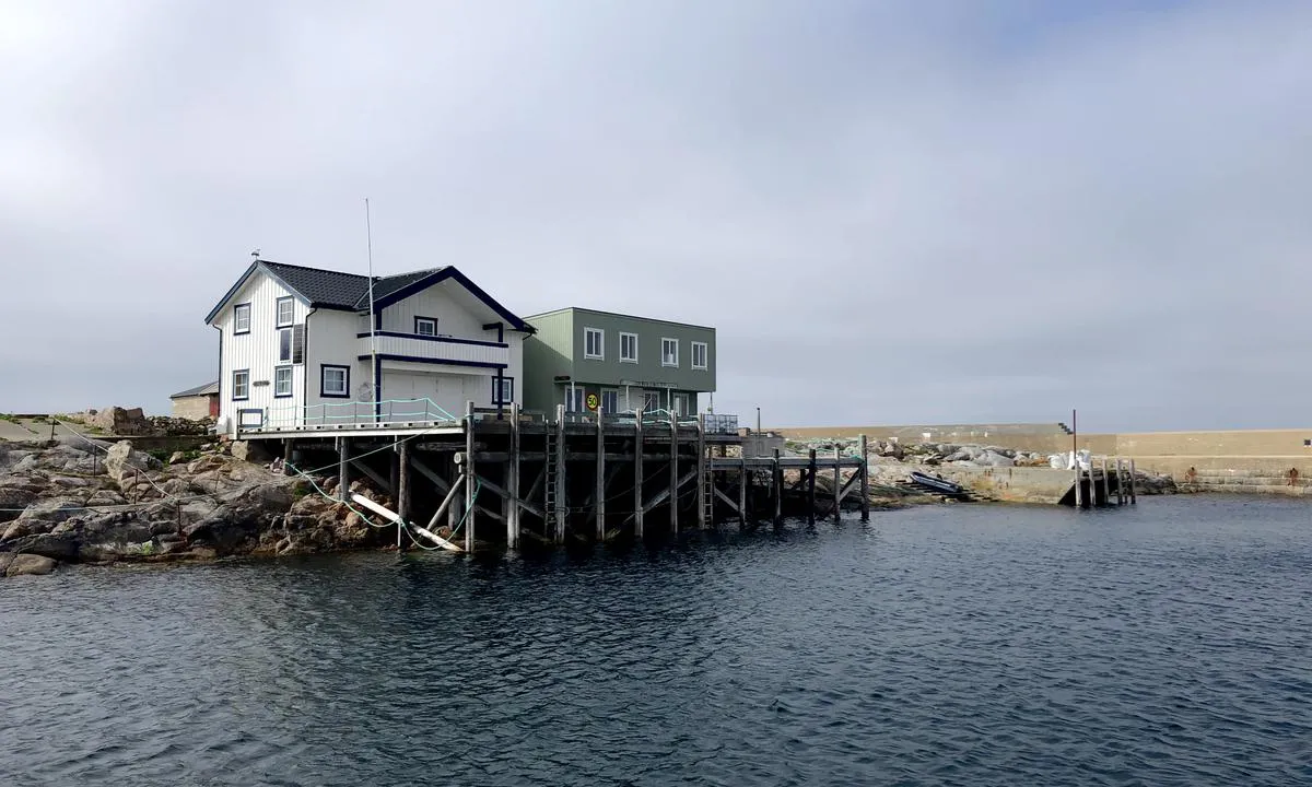 {"base": "no", "no": "Innerst i havna p\u00e5 Kya ligger et par hus med kaier utenfor.", "se": "L\u00e4ngst in i hamnen p\u00e5 Kya ligger ett par hus med bryggor utanf\u00f6r.", "en": "Innermost in the harbor at Kya, there are a couple of houses with piers outside.", "da": "Inderst i havnen p\u00e5 Kya ligger et par huse med kajer udenfor."}
