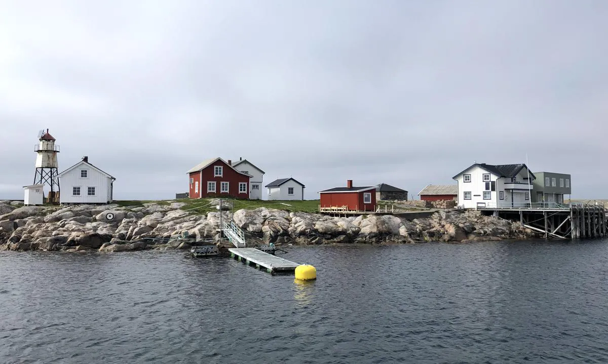 {"base": "no", "no": "P\u00e5 Kya st\u00e5r det noen f\u00e5 hus og et lite fyr. Dette bildet er tatt fra havnebassenget \u00f8st p\u00e5 \u00f8ya. I senter ser vi en flytebrygge, og litt lenger inn i havna (h\u00f8yre p\u00e5 bildet) er det to kaier.", "se": "P\u00e5 Kya finns det n\u00e5gra f\u00e5 hus och en liten fyr. Denna bild \u00e4r tagen fr\u00e5n hamnbass\u00e4ngen \u00f6ster om \u00f6n. I centrum ser vi en flytbrygga, och lite l\u00e4ngre in i hamnen (till h\u00f6ger p\u00e5 bilden) finns det tv\u00e5 kajer.", "en": "On Kya, there are a few houses and a small lighthouse. This picture is taken from the harbor basin on the east of the island. In the center, we see a floating dock, and a little further into the harbor (right in the picture), there are two quays.", "da": "P\u00e5 Kya st\u00e5r der nogle f\u00e5 huse og et lille fyr. Dette billede er taget fra havnebassinet \u00f8st p\u00e5 \u00f8en. I centrum ser vi en flydebro, og lidt l\u00e6ngere inde i havnen (h\u00f8jre p\u00e5 billedet) er der to kajer."}