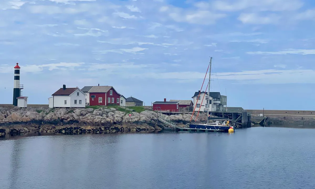Kya: {"base": "no", "no": "Flytebrygge har god dybde p\u00e5 begge sider.", "se": "Flytbrygga har gott djup p\u00e5 b\u00e5da sidor.", "en": "The floating dock has good depth on both sides.", "da": "Flydebroen har god dybde p\u00e5 begge sider."}