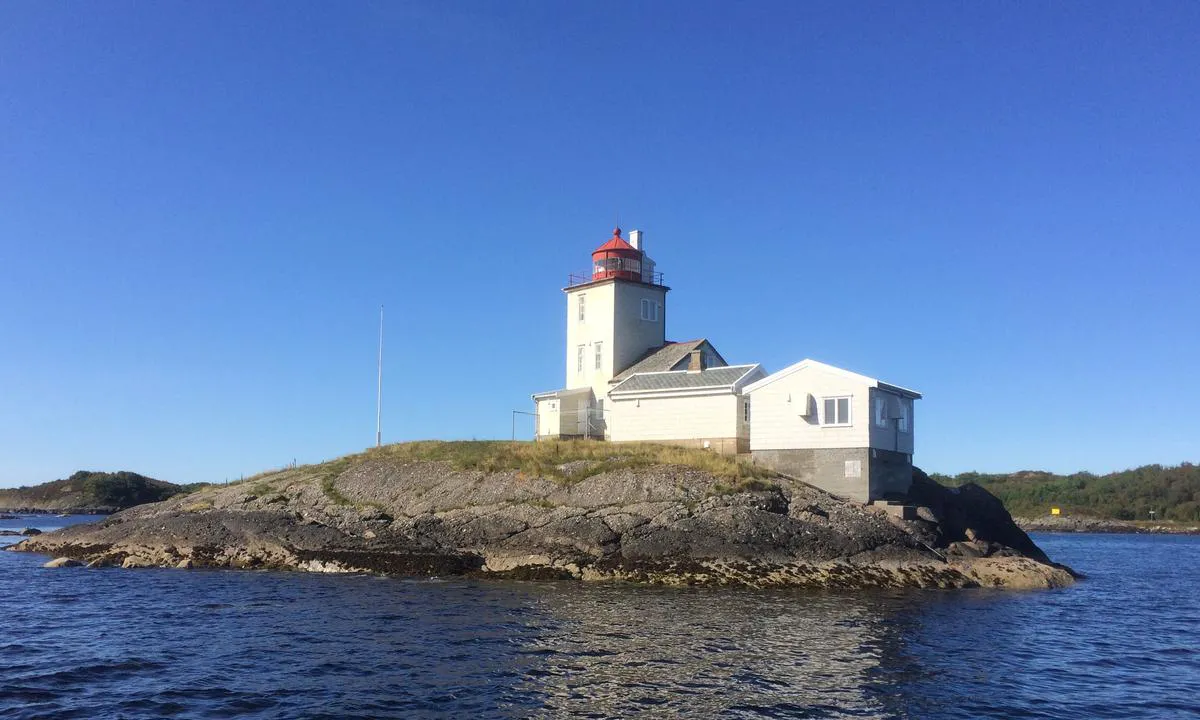{"base": "no", "no": "Kyrhaug fyr, et landemerke i Trondheimsleia.", "se": "Kyrhaug fyr, ett landm\u00e4rke i Trondheimsleden.", "en": "Kyrhaug lighthouse, a landmark in Trondheimsleia.", "da": "Kyrhaug fyr, et landem\u00e6rke i Trondheimsleia."}