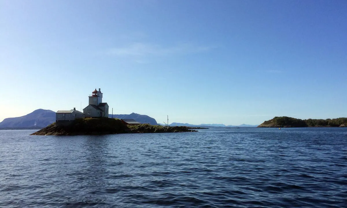 Kyrhaug fyr, fortøyningsbøya kan sees til høyre i bildet.

OBS OBS Sjøkabelen som går til fyret.