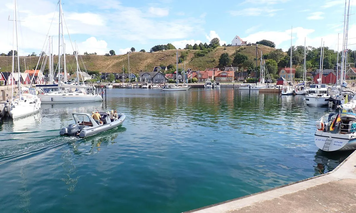 Kyrkbackens Hamn - Ven: {"base": "no", "no": "Koselig liten havn, litt roligere her i begynnelsen av August.", "se": "Mysig liten hamn, lite lugnare h\u00e4r i b\u00f6rjan av augusti.", "en": "Cozy little harbour, a bit quieter here at the beginning of August.", "da": "Hyggelig lille havn, lidt roligere her i begyndelsen af august.", "fr": "Port agr\u00e9able de petite taille, un peu plus calme ici au d\u00e9but du mois d'ao\u00fbt.", "de": "Gem\u00fctlicher kleiner Hafen, Anfang August ist es hier etwas ruhiger.", "es": "Acogedor peque\u00f1o puerto, un poco m\u00e1s tranquilo aqu\u00ed a principios de agosto.", "it": "Porticciolo accogliente, un po' pi\u00f9 tranquillo qui all'inizio di agosto.", "pt": "Acolhedor pequeno porto, um pouco mais tranquilo aqui no in\u00edcio de agosto.", "nl": "Gezellige kleine haven, begin augustus is het hier iets rustiger.", "pl": "Przytulna ma\u0142a przysta\u0144, troch\u0119 spokojniej tutaj na pocz\u0105tku sierpnia.", "uk": "\u0417\u0430\u0442\u0438\u0448\u043d\u0430 \u043c\u0430\u043b\u0435\u043d\u044c\u043a\u0430 \u0433\u0430\u0432\u0430\u043d\u044c, \u0442\u0440\u043e\u0445\u0438 \u0441\u043f\u043e\u043a\u0456\u0439\u043d\u0456\u0448\u0435 \u0442\u0443\u0442 \u043d\u0430 \u043f\u043e\u0447\u0430\u0442\u043a\u0443 \u0441\u0435\u0440\u043f\u043d\u044f.", "ro": "Port mic \u0219i confortabil, pu\u021bin mai lini\u0219tit aici la \u00eenceputul lui august.", "tr": "Sevimli k\u00fc\u00e7\u00fck liman, A\u011fustos ay\u0131n\u0131n ba\u015f\u0131nda burada biraz daha sakin.", "el": "\u0393\u03c1\u03b1\u03c6\u03b9\u03ba\u03cc \u03bc\u03b9\u03ba\u03c1\u03cc \u03bb\u03b9\u03bc\u03ac\u03bd\u03b9, \u03bb\u03af\u03b3\u03bf \u03c0\u03b9\u03bf \u03ae\u03c3\u03c5\u03c7\u03b1 \u03b5\u03b4\u03ce \u03c3\u03c4\u03b9\u03c2 \u03b1\u03c1\u03c7\u03ad\u03c2 \u0391\u03c5\u03b3\u03bf\u03cd\u03c3\u03c4\u03bf\u03c5.", "cs": "P\u0159\u00edjemn\u00fd mal\u00fd p\u0159\u00edstav, za\u010d\u00e1tkem srpna je zde o n\u011bco klidn\u011bji.", "hu": "Hangulatos kis kik\u00f6t\u0151, augusztus elej\u00e9n itt egy kicsit nyugodtabb.", "fi": "Kotoisa pieni satama, hieman rauhallisempaa t\u00e4\u00e4ll\u00e4 elokuun alussa.", "bg": "\u041f\u0440\u0438\u044f\u0442\u043d\u043e \u043c\u0430\u043b\u043a\u043e \u043f\u0440\u0438\u0441\u0442\u0430\u043d\u0438\u0449\u0435, \u043c\u0430\u043b\u043a\u043e \u043f\u043e-\u0441\u043f\u043e\u043a\u043e\u0439\u043d\u043e \u0442\u0443\u043a \u0432 \u043d\u0430\u0447\u0430\u043b\u043e\u0442\u043e \u043d\u0430 \u0430\u0432\u0433\u0443\u0441\u0442.", "sr": "\u0423\u0433\u043e\u0434\u043d\u0430 \u043c\u0430\u043b\u0430 \u043b\u0443\u043a\u0430, \u043c\u0430\u043b\u043e \u043c\u0438\u0440\u043d\u0438\u0458\u0430 \u043e\u0432\u0434\u0435 \u043f\u043e\u0447\u0435\u0442\u043a\u043e\u043c \u0430\u0432\u0433\u0443\u0441\u0442\u0430.", "et": "Hubane v\u00e4ike sadam, augusti alguses natuke rahulikum.", "lv": "M\u0101j\u012bga maza osta, nedaudz mier\u012bg\u0101ka \u0161eit augusta s\u0101kum\u0101.", "lt": "Jaukus ma\u017eas uostas, \u0161iek tiek ramesnis \u010dia rugpj\u016b\u010dio prad\u017eioje."}