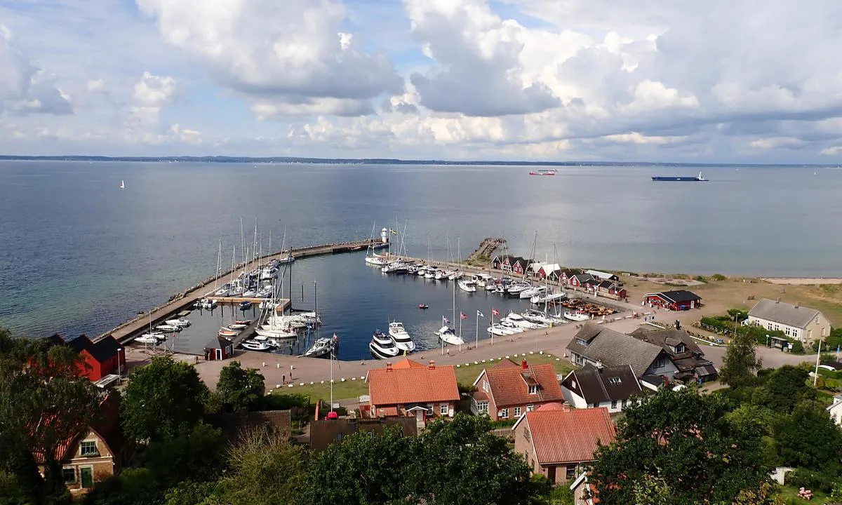 {"base": "no", "no": "Fin havn, jeg l\u00e5 ikke her men p\u00e5 svai like syd for Kyrkbackens havn, men tok jolla inn. Det er en hyggelig litet sted. Fint \u00e5 g\u00e5 turer og se utsikten fra kirken. Det er b\u00e5de plasser longside, med p\u00e5ler, med b\u00f8yer og dregging (noen f\u00e5 rett ut for flaggene p\u00e5 kaia).", "se": "Fin hamn, jag l\u00e5g inte h\u00e4r men p\u00e5 svaj just s\u00f6der om Kyrkbackens hamn, men tog jollen in. Det \u00e4r en trevlig liten plats. Fint att promenera och se utsikten fr\u00e5n kyrkan. Det finns b\u00e5de l\u00e5ngsidesplatser, med p\u00e5lar, med bojar och f\u00f6rt\u00f6jning med ankare (n\u00e5gra f\u00e5 rakt utanf\u00f6r flaggorna p\u00e5 kajen).", "en": "Nice harbour, I didn't stay here but anchored just south of Kyrkbacken's harbour, and took the dinghy in. It is a pleasant little place. Nice for walks and to see the view from the church. There are both alongside berths, with poles, with buoys, and anchoring (a few right out in front of the flags on the quay).", "da": "Fin havn, jeg l\u00e5 ikke her men p\u00e5 svaj lige syd for Kyrkbackens havn, men tog gummib\u00e5den ind. Det er et hyggeligt lille sted. Fint at g\u00e5 ture og se udsigten fra kirken. Der er b\u00e5de pladser langskibs, med p\u00e6le, med b\u00f8jer og ankering (nogle f\u00e5 lige ud for flagene p\u00e5 kajen).", "fr": "Beau port, je n'y ai pas s\u00e9journ\u00e9 mais j'\u00e9tais au mouillage juste au sud du port de Kyrkbacken, mais j'ai pris l'annexe pour y entrer. C'est un endroit charmant. Agr\u00e9able pour se promener et voir la vue depuis l'\u00e9glise. Il y a des places en longside, avec des pieux, avec des bou\u00e9es et sur ancre (quelques-unes juste en face des drapeaux sur le quai).", "de": "Feiner Hafen, ich lag nicht hier, sondern im Schwojen vor der S\u00fcdseite des Hafens von Kyrkbacken, aber ich nahm das Beiboot hinein. Es ist ein gem\u00fctlicher kleiner Ort. Es ist sch\u00f6n, Spazierg\u00e4nge zu machen und die Aussicht von der Kirche zu genie\u00dfen. Es gibt sowohl Liegepl\u00e4tze l\u00e4ngsseits, mit Pf\u00e4hlen, mit Bojen und zum Ankern (einige wenige direkt vor den Flaggen an der Pier).", "es": "Buen puerto, no me qued\u00e9 aqu\u00ed sino fondeado justo al sur del puerto de Kyrkbacken, pero tom\u00e9 el bote hacia el puerto. Es un lugar peque\u00f1o y agradable. Es bonito para dar paseos y observar la vista desde la iglesia. Hay tanto lugares para atracar de costado, con pilotes, con boyas y fondeo (algunos pocos justo frente a las banderas en el muelle).", "it": "Ottimo porto, non mi sono fermato qui ma ho gettato l'ancora appena a sud del porto di Kyrkbacken, ma sono sceso a terra con il tender. \u00c8 un posto accogliente e tranquillo. Perfetto per fare passeggiate e ammirare la vista dalla chiesa. Ci sono posti sia longside, con pali, con boe e per ancoraggi (alcuni appena davanti alle bandiere sul molo).", "pt": "Bom porto, eu n\u00e3o fiquei aqui, mas ancorei logo ao sul do porto de Kyrkbacken, mas levei o bote para dentro. \u00c9 um lugarzinho agrad\u00e1vel. \u00d3timo para fazer caminhadas e ver a vista da igreja. H\u00e1 vagas ao longo do cais, com estacas, com boias e ancoragem (algumas logo em frente \u00e0s bandeiras no cais).", "nl": "Mooie haven, ik lag hier niet maar voor anker net ten zuiden van de haven van Kyrkbacken, maar nam de bijboot naar binnen. Het is een gezellige kleine plek. Geweldig om wandelingen te maken en het uitzicht vanaf de kerk te zien. Er zijn zowel ligplaatsen langszij, met palen, met boeien en ankeren (een paar recht voor de vlaggen op de kade).", "pl": "Dobre miejsce na przysta\u0144, ja sam nie cumowa\u0142em tutaj, lecz na kotwicy na po\u0142udnie od przystani Kyrkbacken, ale podp\u0142yn\u0105\u0142em pontonem. To jest przytulne ma\u0142e miejsce. Warto wybra\u0107 si\u0119 na spacery i podziwia\u0107 widoki z ko\u015bcio\u0142a. S\u0105 tu zar\u00f3wno miejsca longside, z palami, z bojami i na kotwicy (kilka tu\u017c przed flagami na nabrze\u017cu).", "uk": "\u0413\u0430\u0440\u043d\u0430 \u0433\u0430\u0432\u0430\u043d\u044c, \u044f \u043d\u0435 \u0441\u0442\u043e\u044f\u0432 \u0442\u0443\u0442, \u0430 \u043d\u0430 \u044f\u043a\u043e\u0440\u0456 \u0442\u0440\u043e\u0445\u0438 \u043f\u0456\u0432\u0434\u0435\u043d\u043d\u0456\u0448\u0435 \u0432\u0456\u0434 \u0433\u0430\u0432\u0430\u043d\u0456 \u041a\u0438\u0440\u043a\u0431\u0430\u043a\u0435\u043d, \u0430\u043b\u0435 \u043f\u0456\u0434\u043f\u043b\u0438\u0432\u0430\u0432 \u043d\u0430 \u0448\u043b\u044e\u043f\u0446\u0456. \u0426\u0435 \u043f\u0440\u0438\u0454\u043c\u043d\u0435 \u043c\u0430\u043b\u0435\u043d\u044c\u043a\u0435 \u043c\u0456\u0441\u0446\u0435. \u0427\u0443\u0434\u043e\u0432\u043e \u0434\u043b\u044f \u043f\u0440\u043e\u0433\u0443\u043b\u044f\u043d\u043e\u043a \u0456 \u043e\u0433\u043b\u044f\u0434\u0443 \u0432\u0438\u0434\u0456\u0432 \u0437 \u0446\u0435\u0440\u043a\u0432\u0438. \u0404 \u0456 \u043c\u0456\u0441\u0446\u044f \u0434\u043b\u044f \u0448\u0432\u0430\u0440\u0442\u0443\u0432\u0430\u043d\u043d\u044f \u0431\u043e\u0440\u0442\u043e\u043c \u0434\u043e \u0431\u0435\u0440\u0435\u0433\u0430, \u0437 \u043f\u0430\u043b\u0456, \u0437 \u0431\u0443\u044f\u043c\u0438 \u0442\u0430 \u043d\u0430 \u044f\u043a\u0456\u0440 (\u043a\u0456\u043b\u044c\u043a\u0430 \u043f\u0440\u044f\u043c\u043e \u0431\u0456\u043b\u044f \u043f\u0440\u0430\u043f\u043e\u0440\u0456\u0432 \u043d\u0430 \u043f\u0440\u0438\u0447\u0430\u043b\u0456).", "ro": "Port bun, nu am stat aici, ci ancorat la sud de portul Kyrkbacken, dar am venit cu barca mic\u0103. Este un loc pl\u0103cut. Pl\u0103cut pentru plimb\u0103ri \u0219i pentru a vedea priveli\u0219tea de la biseric\u0103. Sunt at\u00e2t locuri longside, cu \u021b\u0103ru\u0219i, cu geamanduri \u0219i ancorare (c\u00e2teva chiar \u00een fa\u021ba steagurilor de pe cheu).", "tr": "G\u00fczel bir liman, burada demirlemedim ama Kyrkbacken liman\u0131n\u0131n hemen g\u00fcneyinde demir att\u0131m ve botu karaya \u00e7ektim. Buras\u0131 ho\u015f bir k\u00fc\u00e7\u00fck yer. Kiliseden manzaray\u0131 g\u00f6rmek ve y\u00fcr\u00fcy\u00fc\u015fe \u00e7\u0131kmak i\u00e7in g\u00fczel. Hem bordalamal\u0131k, hem kaz\u0131kla, hem \u015famand\u0131ral\u0131 hem de demir atmal\u0131k yerler var (birka\u00e7\u0131 iskeledeki bayraklar\u0131n hemen \u00f6n\u00fcnde).", "el": "\u03a9\u03c1\u03b1\u03af\u03bf \u03bb\u03b9\u03bc\u03ac\u03bd\u03b9, \u03b4\u03b5\u03bd \u03ad\u03b4\u03b5\u03c3\u03b1 \u03b5\u03b4\u03ce \u03b1\u03bb\u03bb\u03ac \u03b1\u03b3\u03ba\u03c5\u03c1\u03bf\u03b2\u03cc\u03bb\u03b7\u03c3\u03b1 \u03bd\u03bf\u03c4\u03b9\u03cc\u03c4\u03b5\u03c1\u03b1 \u03b1\u03c0\u03cc \u03c4\u03bf \u03bb\u03b9\u03bc\u03ac\u03bd\u03b9 Kyrkbacken, \u03b1\u03bb\u03bb\u03ac \u03bc\u03c0\u03ae\u03ba\u03b1 \u03bc\u03b5 \u03c4\u03bf \u03c6\u03bf\u03c5\u03c3\u03ba\u03c9\u03c4\u03cc. \u0395\u03af\u03bd\u03b1\u03b9 \u03ad\u03bd\u03b1 \u03b5\u03c5\u03c7\u03ac\u03c1\u03b9\u03c3\u03c4\u03bf \u03bc\u03b9\u03ba\u03c1\u03cc \u03bc\u03ad\u03c1\u03bf\u03c2. \u03a9\u03c1\u03b1\u03af\u03bf \u03b3\u03b9\u03b1 \u03b2\u03cc\u03bb\u03c4\u03b5\u03c2 \u03ba\u03b1\u03b9 \u03bd\u03b1 \u03b4\u03b5\u03b9\u03c2 \u03c4\u03b7 \u03b8\u03ad\u03b1 \u03b1\u03c0\u03cc \u03c4\u03b7\u03bd \u03b5\u03ba\u03ba\u03bb\u03b7\u03c3\u03af\u03b1. \u03a5\u03c0\u03ac\u03c1\u03c7\u03bf\u03c5\u03bd \u03b8\u03ad\u03c3\u03b5\u03b9\u03c2 \u03b3\u03b9\u03b1 \u03c0\u03bb\u03b5\u03c5\u03c1\u03b9\u03ba\u03ae \u03c0\u03c1\u03cc\u03c3\u03b4\u03b5\u03c3\u03b7, \u03bc\u03b5 \u03c0\u03b1\u03c3\u03c3\u03ac\u03bb\u03bf\u03c5\u03c2, \u03bc\u03b5 \u03c3\u03b7\u03bc\u03b1\u03b4\u03bf\u03cd\u03c1\u03b5\u03c2 \u03ba\u03b1\u03b9 \u03b1\u03b3\u03ba\u03c5\u03c1\u03bf\u03b2\u03cc\u03bb\u03b7\u03c3\u03b7 (\u03bc\u03b5\u03c1\u03b9\u03ba\u03ac \u03b1\u03ba\u03c1\u03b9\u03b2\u03ce\u03c2 \u03ad\u03be\u03c9 \u03b1\u03c0\u03cc \u03c4\u03b9\u03c2 \u03c3\u03b7\u03bc\u03b1\u03af\u03b5\u03c2 \u03c3\u03c4\u03b7\u03bd \u03c0\u03c1\u03bf\u03b2\u03bb\u03ae\u03c4\u03b1).", "cs": "P\u011bkn\u00fd p\u0159\u00edstav, nele\u017eel jsem tady, ale na kotv\u011b kousek ji\u017en\u011b od p\u0159\u00edstavu Kyrkbacken, ale p\u0159iplul jsem s mal\u00fdm \u010dlunem dovnit\u0159. Je to p\u0159\u00edjemn\u00e9 mal\u00e9 m\u00edsto. Dobr\u00e9 na proch\u00e1zky a pohled na v\u00fdhled z kostela. Jsou zde jak m\u00edsta k bo\u010dn\u00edmu p\u0159ist\u00e1v\u00e1n\u00ed, s k\u016fly, s b\u00f3jemi, tak i k zakotven\u00ed (n\u011bkolik p\u0159\u00edmo naproti vlajk\u00e1m na molu).", "hu": "Sz\u00e9p kik\u00f6t\u0151, nem itt horgonyoztam, hanem a Kyrkbackens kik\u00f6t\u0151t\u0151l d\u00e9lre, de cs\u00f3nak\u00e1ztam be. Ez egy kedves kis hely. Sz\u00e9p s\u00e9t\u00e1kat lehet tenni \u00e9s megcsod\u00e1lni a kil\u00e1t\u00e1st a templomt\u00f3l. Van itt hosszanti, c\u00f6l\u00f6p\u00f6s, b\u00f3j\u00e1s \u00e9s horgonyl\u00e1ncos (n\u00e9h\u00e1ny k\u00f6zvetlen\u00fcl a m\u00f3l\u00f3n\u00e1l l\u00e9v\u0151 z\u00e1szl\u00f3k el\u0151tt) kik\u00f6t\u00e9si lehet\u0151s\u00e9g.", "fi": "Hyv\u00e4 satama, en itse ollut t\u00e4\u00e4ll\u00e4, vaan ankkurissa aivan Kyrkbackenin sataman etel\u00e4puolella, mutta tulin sis\u00e4\u00e4n kumiveneell\u00e4. Se on mukava pieni paikka. Hienoa k\u00e4vell\u00e4 ja katsella n\u00e4kymi\u00e4 kirkolta. Satamassa on sek\u00e4 pitkitt\u00e4in kiinnittymispaikkoja, paaluja, poijuja ett\u00e4 ankkuripaikkoja (muutama aivan laiturin lippujen edess\u00e4).", "bg": "\u0425\u0443\u0431\u0430\u0432\u043e \u043f\u0440\u0438\u0441\u0442\u0430\u043d\u0438\u0449\u0435, \u043d\u0435 \u0431\u044f\u0445 \u0434\u043e \u0442\u0443\u043a, \u0430 \u043d\u0430 \u043a\u043e\u0442\u0432\u0430 \u043c\u0430\u043b\u043a\u043e \u043d\u0430 \u044e\u0433 \u043e\u0442 \u043f\u0440\u0438\u0441\u0442\u0430\u043d\u0438\u0449\u0435\u0442\u043e \u041a\u0438\u0440\u043a\u0431\u0430\u043a\u0435\u043d, \u043d\u043e \u0432\u0437\u0435\u0445 \u043b\u043e\u0434\u043a\u0430\u0442\u0430 \u0434\u043e \u0442\u0430\u043c. \u0422\u043e\u0432\u0430 \u0435 \u043f\u0440\u0438\u044f\u0442\u043d\u043e \u043c\u0430\u043b\u043a\u043e \u043c\u044f\u0441\u0442\u043e. \u041f\u0440\u0438\u044f\u0442\u043d\u043e \u0435 \u0434\u0430 \u0441\u0435 \u0440\u0430\u0437\u0445\u043e\u0434\u0438\u0448 \u0438 \u0434\u0430 \u0432\u0438\u0434\u0438\u0448 \u0433\u043b\u0435\u0434\u043a\u0430\u0442\u0430 \u043e\u0442 \u0446\u044a\u0440\u043a\u0432\u0430\u0442\u0430. \u0418\u043c\u0430 \u043c\u0435\u0441\u0442\u0430 \u0437\u0430 \u043f\u0440\u0438\u0441\u0442\u0430\u0432\u0430\u043d\u0435 \u043e\u0442\u0441\u0442\u0440\u0430\u043d\u0438, \u0441 \u043f\u0438\u043b\u043e\u043d\u0438, \u0441 \u0431\u0443\u0439\u043e\u0432\u0435 \u0438 \u0437\u0430 \u0445\u0432\u044a\u0440\u043b\u044f\u043d\u0435 \u043d\u0430 \u043a\u043e\u0442\u0432\u0430 (\u043d\u044f\u043a\u043e\u043b\u043a\u043e \u0442\u043e\u0447\u043d\u043e \u043f\u0440\u0435\u0434 \u0437\u043d\u0430\u043c\u0435\u043d\u0430\u0442\u0430 \u043d\u0430 \u043a\u0435\u044f\u0442).", "sr": "Lepa luka, nisam ovde pristao, ve\u0107 sam bio usidren ju\u017eno od luke Kyrkbacken, ali sam se dovezao \u010damcem. Ovo je prijatno malo mesto. Lepo je \u0161etati i gledati pogled sa crkve. Postoje sidri\u0161ta uz obalu, sa stubovima, sa bovama i sa sidrenjem (nekoliko ta\u010dno ispod zastava na pristani\u0161tu).", "et": "Hea sadam, ma ei peatunud siin, vaid kummasin otse l\u00f5una pool Kyrkbackeni sadamat, kuid v\u00f5tsin julla kaasa. See on meeldiv v\u00e4ike koht. Tore on jalutusk\u00e4ike teha ja vaadata vaadet kirikust. On olemas kohad kai \u00e4\u00e4res, vaiadega, poide ja ankru hoidmisega (m\u00f5ned otse lipuv\u00e4ljakute ees kai \u00e4\u00e4res).", "lv": "Laba osta, es nepaliku \u0161eit, bet gan enkurviet\u0101 tie\u0161i uz dienvidiem no Kirbakenas ostas, bet ierados ar laivu. T\u0101 ir jauka mazpils\u0113ta. Ir pat\u012bkami doties pastaig\u0101s un baud\u012bt skatu no bazn\u012bcas. Pieejamas gan vietas pie piest\u0101tnes, gan ar stabiem, gan ar boju un enkurvietu (da\u017ei tie\u0161i pie karogiem uz piest\u0101tnes).", "lt": "Gera uostas, a\u0161 \u010dia nesustojau, bet buvau atsistoj\u0119s ant inkar\u0173 \u012f pietus nuo Kyrkbackens uosto, bet plaukiau valtimi \u012f krant\u0105. Tai jauki ma\u017ea vieta. Malonu vaik\u0161\u010dioti ir \u017eav\u0117tis vaizdais nuo ba\u017eny\u010dios. Yra viet\u0173 \u0161onu prieplaukai, su poliais, su bojomis ir inkaru (keletas tiesiai prie\u0161 v\u0117liavas prie prieplaukos)."}