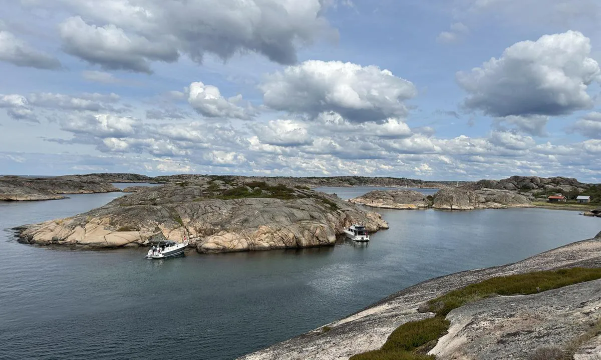 Kyrkogårdsholmen - Västra Otterön: {"base": "no", "no": "Bildet tatt fra Otter\u00f6n mot Kyrkog\u00e5rdsholmen. Flere fine bolter p\u00e5 land med fin dregg dybde", "se": "Bilden tagen fr\u00e5n Otter\u00f6n mot Kyrkog\u00e5rdsholmen. Flera fina bultar p\u00e5 land med bra ankardjup.", "en": "Picture taken from Otter\u00f6n towards Kyrkog\u00e5rdsholmen. Several good mooring bolts on land with good anchoring depth", "da": "Billedet taget fra Otter\u00f6n mod Kyrkog\u00e5rdsholmen. Flere fine bolte p\u00e5 land med fin ankerpladsdybde"}