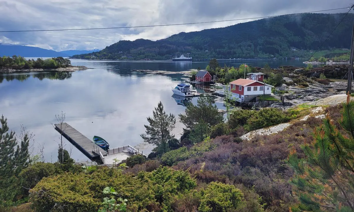 Kyrøy: {"base": "no", "no": "Bilde tatt fra vest mot \u00f8sts\u00f8r\u00f8st.", "se": "Bild tagen fr\u00e5n v\u00e4ster mot \u00f6stsydost.", "en": "Picture taken from west towards east-southeast.", "da": "Billede taget fra vest mod \u00f8st-syd\u00f8st."}