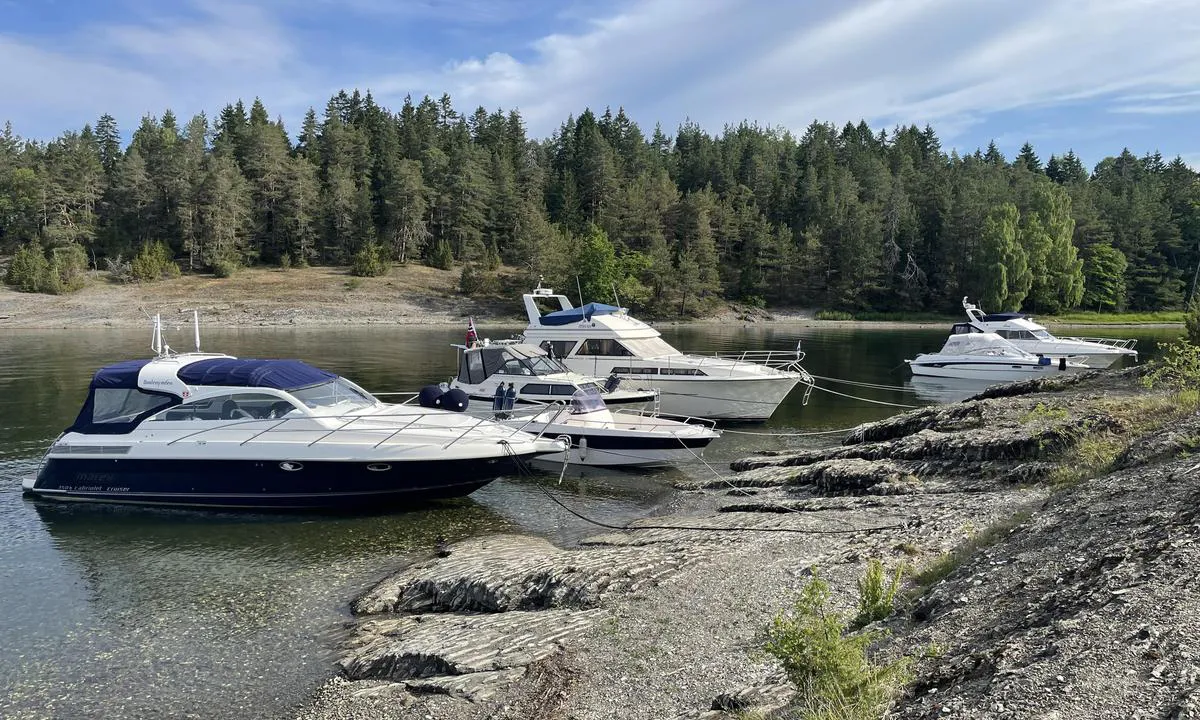 Labukta / Borøya: {"base": "no", "no": "Innsiden av Ladbukta p\u00e5 siden mot Furuholmen", "se": "Insidan av Ladbukta p\u00e5 sidan mot Furuholmen", "en": "Inside Ladbukta on the side towards Furuholmen", "da": "Indersiden af Ladbukten p\u00e5 siden mod Furuholmen"}
