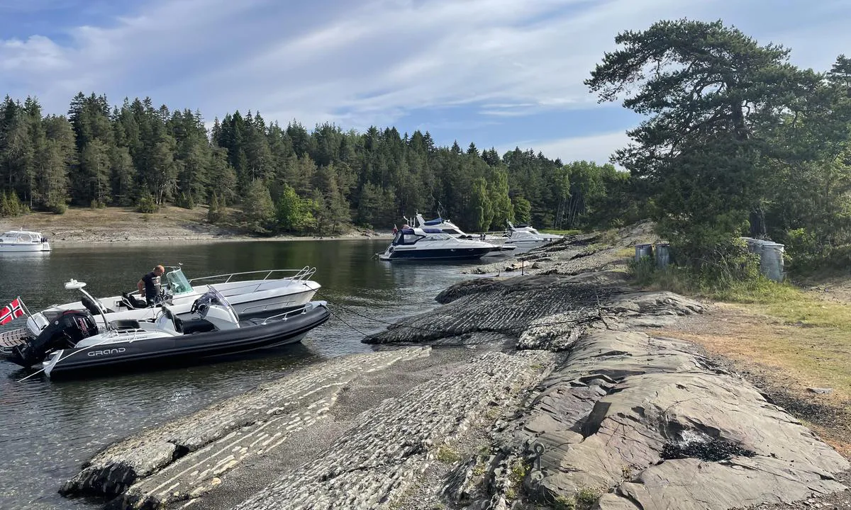 Labukta / Borøya: {"base": "no", "no": "Innsiden av Ladbukta p\u00e5 siden mot Furuholmen", "se": "Insidan av Ladbukten p\u00e5 sidan mot Furuholmen", "en": "The inside of Ladbukta on the side towards Furuholmen", "da": "Indersiden af Ladbugten p\u00e5 siden mod Furuholmen"}