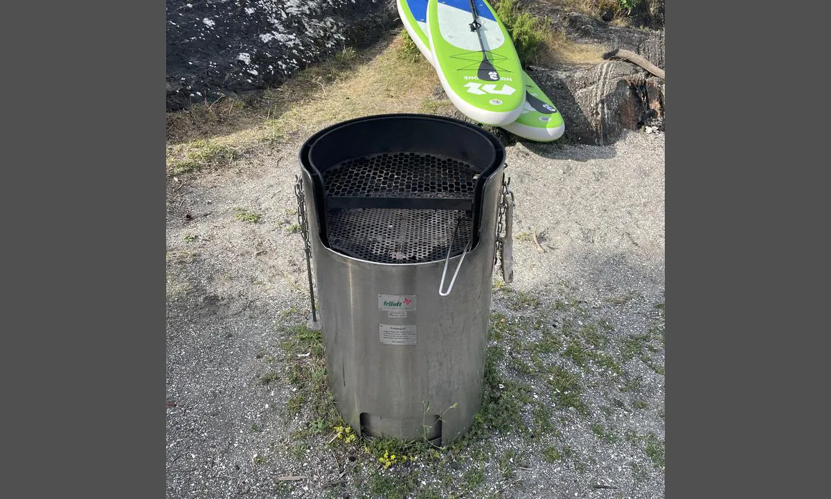 Labukta / Borøya: {"base": "no", "no": "Grillplasser flere steder p\u00e5 \u00f8ya", "se": "Grillplatser p\u00e5 flera st\u00e4llen p\u00e5 \u00f6n", "en": "Grill areas at several locations on the island", "da": "Grillpladser flere steder p\u00e5 \u00f8en"}