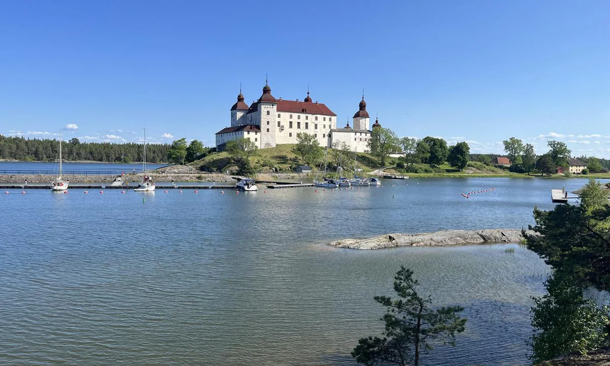 Läckö: Romslig havn med le for det meste. Er nok litt utsatt for vind fra NE. Bildet er tatt fra nydelig tursti som går rundt odden.