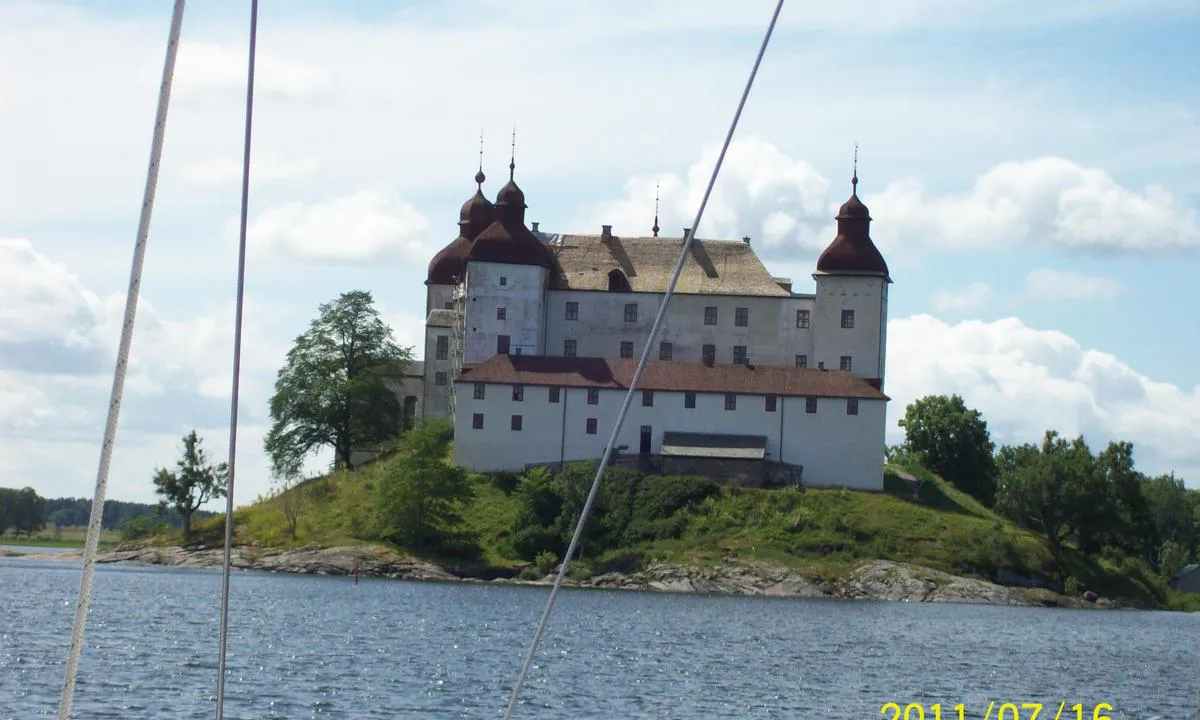 Läckö slott sett från hamninloppet.