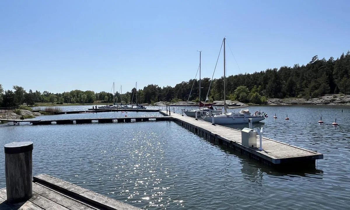 Läckö: {"base": "no", "no": "Bildet tatt fra steinmoloen", "se": "Bilden tagen fr\u00e5n stenbryggan", "en": "Picture taken from the stone pier", "da": "Billedet taget fra stenmolen"}