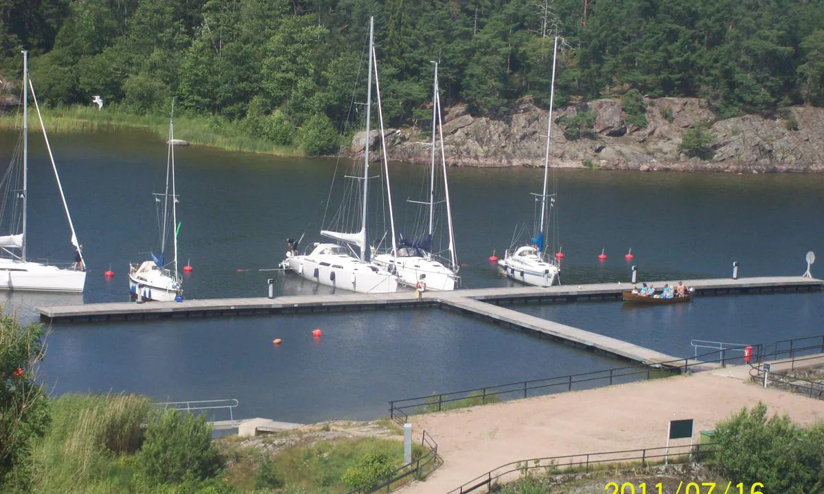 Läckö: Hamnen sedd från slottet.