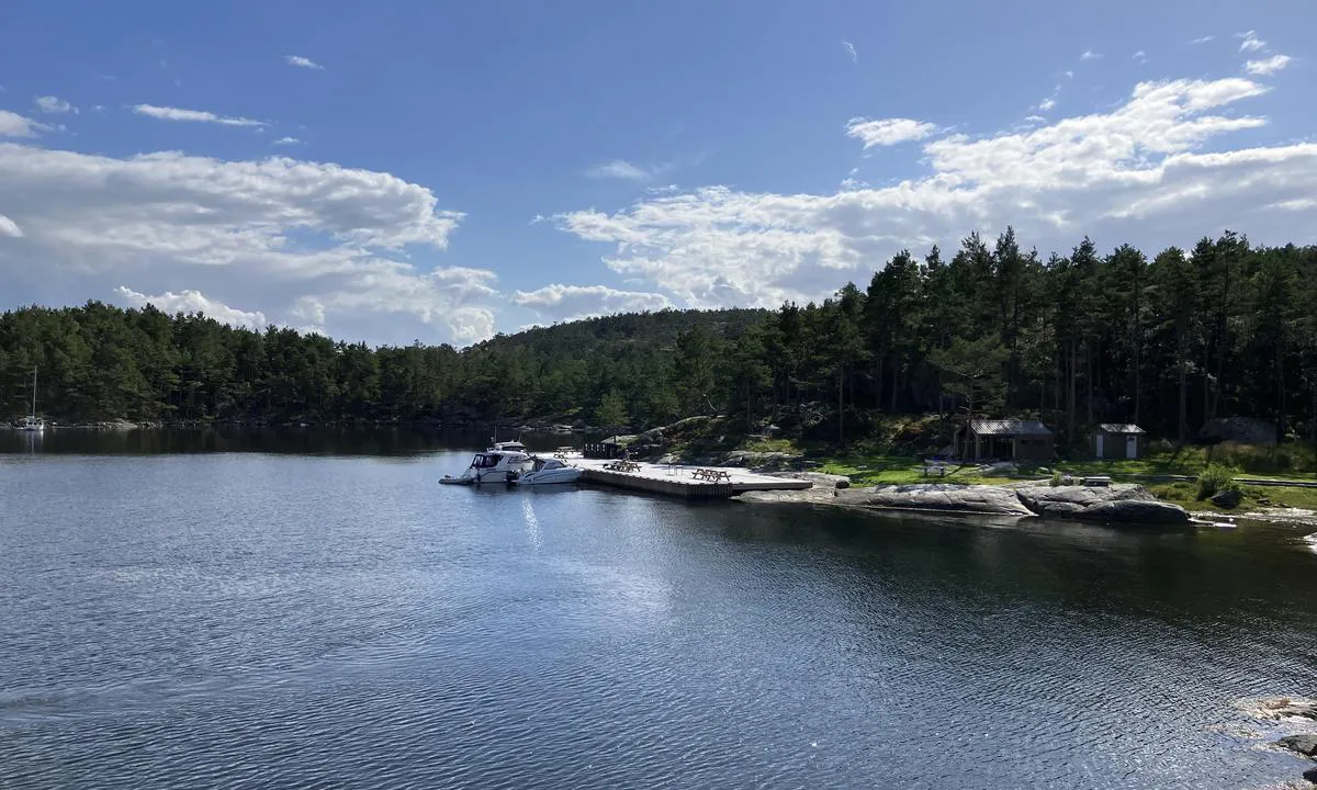 Låderviga: Bildet er tatt fra odden ved innseilingen.Her er det en benk og bord,og er en fin plass å nyte kveldssolen