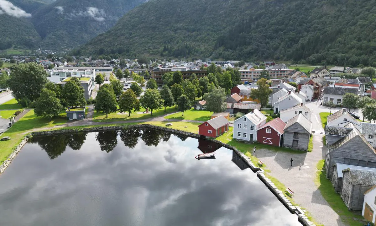 Lærdal Båthavn: {"base": "no", "no": "L\u00f8ytnantsbrygga and wiev towards center of village.", "se": "L\u00f6jtnantsbryggan och utsikt mot byns centrum.", "en": "Lieutenant's Wharf and view towards center of village.", "da": "L\u00f8jtnantsbroen og udsigt mod centrum af landsbyen."}