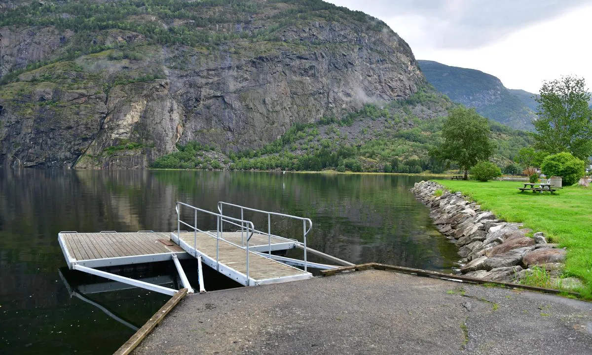 Lærdal Båthavn: Used by plane  Very shallow.