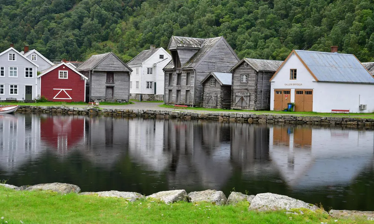 Lærdal Båthavn: Løytnantsbrygga.  A small shallow channel leads up tu Løytnantsrygga.  (dingy)  In the white house to right is a gallery by lokal artist.