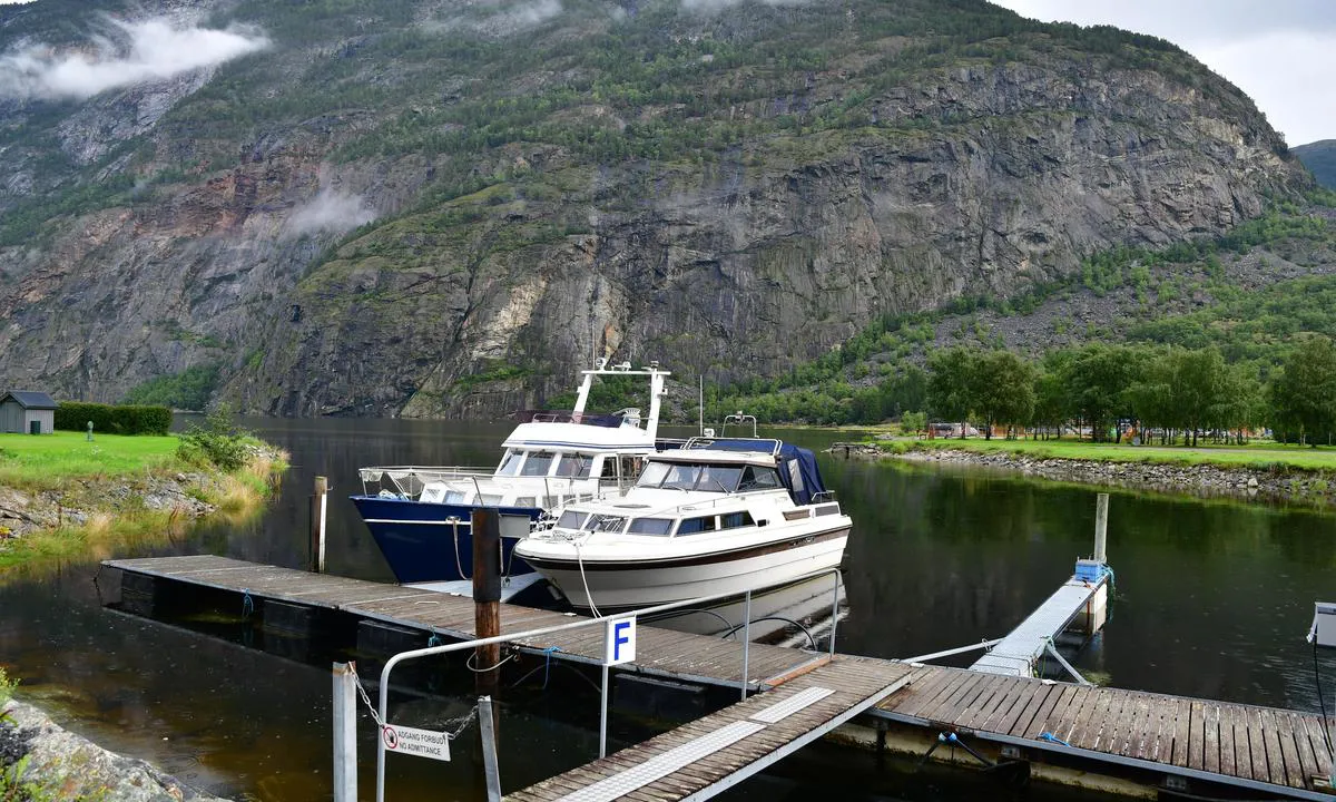 Lærdal Båthavn: {"base": "en", "no": "3 gjesteplasser i indre havn", "se": "3 g\u00e4stplatser i inre hamnen", "en": "3 guest places in inner harbour", "da": "3 g\u00e6stepladser i inderhavnen"}