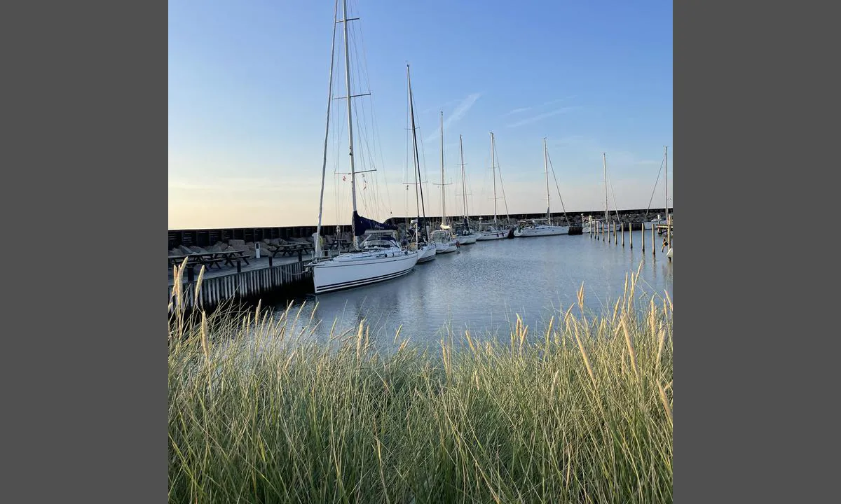 Læsø Østerby Havn: {"base": "se", "no": "Man har laget en ny lang flytebrygge som fortsettelse p\u00e5 den p\u00e5 bildet ovenfor. Her ligger man langsiden.", "se": "Man har gjort en ny l\u00e5ng flytbrygga som forts\u00e4ttning p\u00e5 den p\u00e5 bilden ovan. H\u00e4r ligger man l\u00e5ngsides.", "en": "A new long floating jetty has been built as an extension to the one in the picture above. Here, you moor alongside.", "da": "Man har lavet en ny lang flydebro som en forts\u00e6ttelse p\u00e5 den p\u00e5 billedet ovenfor. Her ligger man langskibs."}