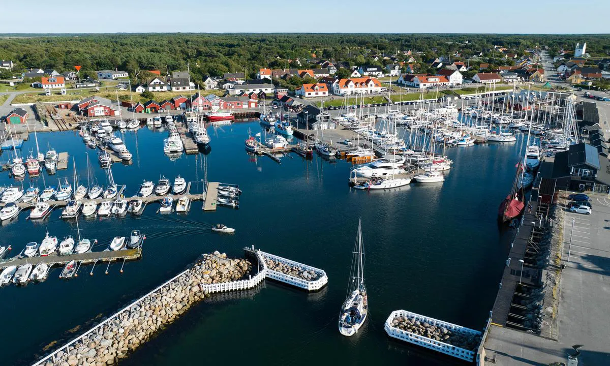 Læsø - Vesterø Havn: {"base": "no", "no": "Bryggen til h\u00f8yre i bildet brukes til longside fort\u00f8yning av b\u00e5ter over 15m. Lenger inn fort\u00f8yes ved moringstau", "se": "Bryggan till h\u00f6ger i bilden anv\u00e4nds f\u00f6r l\u00e5ngsidesf\u00f6rt\u00f6jning av b\u00e5tar \u00f6ver 15m. L\u00e4ngre in f\u00f6rt\u00f6js vid f\u00f6rt\u00f6jningslina", "en": "The dock to the right in the image is used for longside mooring of boats over 15m. Further in, mooring lines are used for securing.", "da": "Bryggen til h\u00f8jre i billedet bruges til longside fort\u00f8jning af b\u00e5de over 15m. L\u00e6ngere inde fort\u00f8jes ved mooringstov"}