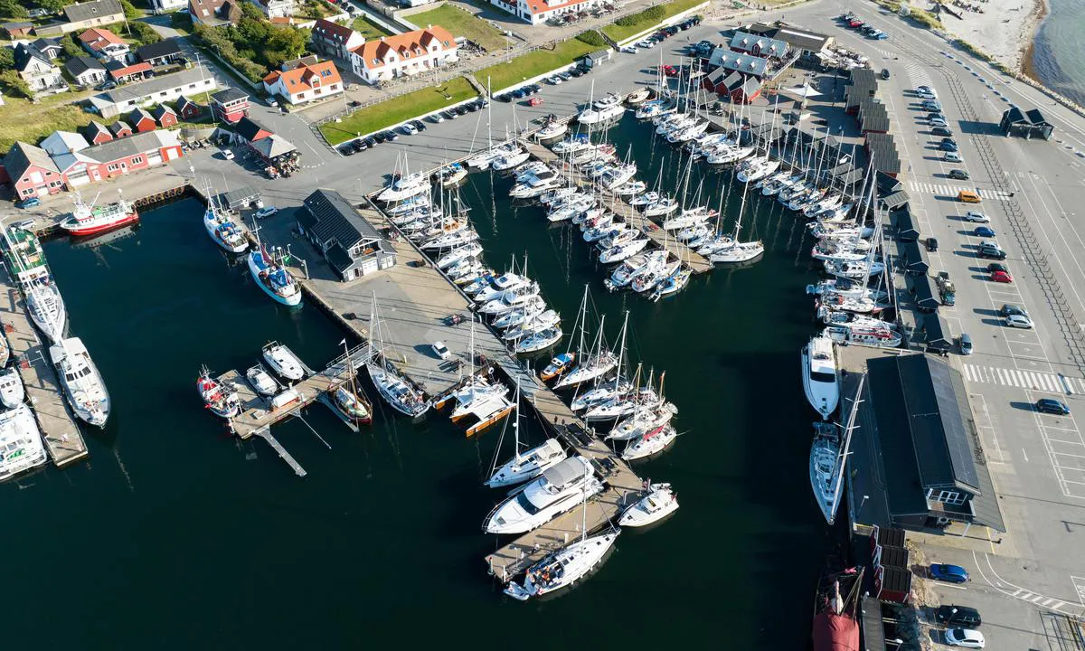 Læsø - Vesterø Havn: {"base": "no", "no": "Kort vei til hyggelige restauranter og 200meter til dagligvarebutikk", "se": "Kort v\u00e4g till trevliga restauranger och 200 meter till livsmedelsbutik", "en": "Short distance to charming restaurants and 200 meters to grocery store", "da": "Kort vej til hyggelige restauranter og 200 meter til dagligvarebutik"}