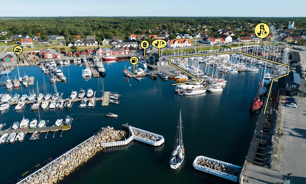 Læsø - Vesterø Havn: {"base": "no", "no": "Bryggen til h\u00f8yre i bildet brukes til longside fort\u00f8yning av b\u00e5ter over 15m. Lenger inn fort\u00f8yes ved moringstau", "se": "Bryggan till h\u00f6ger i bilden anv\u00e4nds f\u00f6r l\u00e5ngsidesf\u00f6rt\u00f6jning av b\u00e5tar \u00f6ver 15m. L\u00e4ngre in f\u00f6rt\u00f6js vid f\u00f6rt\u00f6jningslina", "en": "The dock to the right in the image is used for longside mooring of boats over 15m. Further in, mooring lines are used for securing.", "da": "Bryggen til h\u00f8jre i billedet bruges til longside fort\u00f8jning af b\u00e5de over 15m. L\u00e6ngere inde fort\u00f8jes ved mooringstov"}