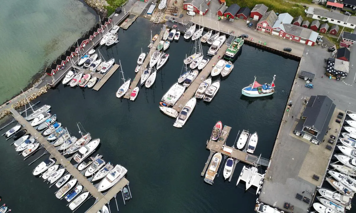Læsø - Vesterø Havn: {"base": "no", "no": "\u00d8stre basseng. Her er mesteparten forbeholdt fiskeb\u00e5ter og lokale, men en del gjestende b\u00e5ter kan anvises her av havnefogden.", "se": "\u00d6stra bass\u00e4ngen. H\u00e4r \u00e4r st\u00f6rsta delen reserverad f\u00f6r fiskeb\u00e5tar och lokala, men en del g\u00e4stande b\u00e5tar kan anvisas h\u00e4r av hamnkaptenen.", "en": "Eastern basin. Most of this area is reserved for fishing boats and locals, but some guest boats can be directed here by the harbor master.", "da": "<b>\u00d8stre basseng</b>. Mesteparten her er forbeholdt fiskeb\u00e5de og lokale, men nogle g\u00e6stende b\u00e5de kan anvises her af havnefogeden.", "fr": "Bassin Est. La plupart des places sont r\u00e9serv\u00e9es pour les bateaux de p\u00eache et les locaux, mais quelques bateaux visiteurs peuvent \u00eatre assign\u00e9s ici par le capitaine du port.", "de": "\u00d6stliches Becken. Hier ist der gr\u00f6\u00dfte Teil f\u00fcr Fischerboote und Einheimische reserviert, aber der Hafenmeister kann hier auch einige Gastboote anweisen.", "es": "El muelle este. La mayor parte est\u00e1 reservada para barcos de pesca y locales, pero el capit\u00e1n del puerto puede asignar algunos de los espacios a barcos visitantes.", "it": "Bacino orientale. Qui la maggior parte \u00e8 riservata ai pescherecci e ai locali, ma alcune imbarcazioni in visita possono essere indirizzate qui dal capitano del porto.", "pt": "Bacia leste. A maior parte aqui \u00e9 reservada para barcos de pesca e locais, mas alguns barcos visitantes podem ser direcionados pelo capit\u00e3o do porto.", "nl": "Oostelijk bassin. Het grootste deel is gereserveerd voor vissersboten en de lokale bevolking, maar de havenmeester kan hier enkele gastboten toewijzen.", "pl": "Wschodnia zatoka. Wi\u0119ksza cz\u0119\u015b\u0107 jest zarezerwowana dla kutr\u00f3w rybackich i lokalnych jednostek, ale cz\u0119\u015b\u0107 odwiedzaj\u0105cych \u0142odzi mo\u017ce zosta\u0107 tu przydzielona przez kapitana portu.", "uk": "\u0421\u0445\u0456\u0434\u043d\u0438\u0439 \u0431\u0430\u0441\u0435\u0439\u043d. \u0422\u0443\u0442 \u0431\u0456\u043b\u044c\u0448\u0456\u0441\u0442\u044c \u043c\u0456\u0441\u0446\u044c \u0437\u0430\u0440\u0435\u0437\u0435\u0440\u0432\u043e\u0432\u0430\u043d\u0430 \u0434\u043b\u044f \u0440\u0438\u0431\u0430\u043b\u044c\u0441\u044c\u043a\u0438\u0445 \u0441\u0443\u0434\u0435\u043d \u0442\u0430 \u043c\u0456\u0441\u0446\u0435\u0432\u0438\u0445, \u0430\u043b\u0435 \u0447\u0430\u0441\u0442\u0438\u043d\u0430 \u0433\u043e\u0441\u0442\u044c\u043e\u0432\u0438\u0445 \u0441\u0443\u0434\u0435\u043d \u043c\u043e\u0436\u0435 \u0431\u0443\u0442\u0438 \u0432\u043a\u0430\u0437\u0430\u043d\u0430 \u0442\u0443\u0442 \u0433\u0430\u0432\u0430\u043d\u043d\u043e\u044e \u0430\u0434\u043c\u0456\u043d\u0456\u0441\u0442\u0440\u0430\u0446\u0456\u0454\u044e.", "ro": "Bazinul de est. Acesta este rezervat \u00een principal pentru b\u0103rci de pescuit \u0219i locale, dar unele b\u0103rci vizitatoare pot fi direc\u021bionate aici de c\u0103tre c\u0103pitanul portului.", "tr": "Do\u011fu havuzu. Buran\u0131n b\u00fcy\u00fck k\u0131sm\u0131 bal\u0131k\u00e7\u0131 tekneleri ve yerlilere ayr\u0131lm\u0131\u015ft\u0131r, ancak bir k\u0131s\u0131m misafir teknelere liman ba\u015fkan\u0131 taraf\u0131ndan burada yer g\u00f6sterilebilir.", "el": "\u0391\u03bd\u03b1\u03c4\u03bf\u03bb\u03b9\u03ba\u03ae \u03bb\u03b5\u03ba\u03ac\u03bd\u03b7. \u0395\u03b4\u03ce \u03c4\u03bf \u03bc\u03b5\u03b3\u03b1\u03bb\u03cd\u03c4\u03b5\u03c1\u03bf \u03bc\u03ad\u03c1\u03bf\u03c2 \u03c0\u03c1\u03bf\u03bf\u03c1\u03af\u03b6\u03b5\u03c4\u03b1\u03b9 \u03b3\u03b9\u03b1 \u03b1\u03bb\u03b9\u03b5\u03c5\u03c4\u03b9\u03ba\u03ac \u03c3\u03ba\u03ac\u03c6\u03b7 \u03ba\u03b1\u03b9 \u03c4\u03bf\u03c0\u03b9\u03ba\u03ac \u03c3\u03ba\u03ac\u03c6\u03b7, \u03b1\u03bb\u03bb\u03ac \u03bc\u03b5\u03c1\u03b9\u03ba\u03ac \u03b5\u03c0\u03b9\u03c3\u03ba\u03b5\u03c0\u03c4\u03cc\u03bc\u03b5\u03bd\u03b1 \u03c3\u03ba\u03ac\u03c6\u03b7 \u03bc\u03c0\u03bf\u03c1\u03bf\u03cd\u03bd \u03bd\u03b1 \u03c5\u03c0\u03bf\u03b4\u03b5\u03b9\u03c7\u03b8\u03bf\u03cd\u03bd \u03b5\u03b4\u03ce \u03b1\u03c0\u03cc \u03c4\u03bf\u03bd \u03bb\u03b9\u03bc\u03b5\u03bd\u03ac\u03c1\u03c7\u03b7.", "cs": "V\u00fdchodn\u00ed baz\u00e9n. V\u011bt\u0161ina je vyhrazena pro ryb\u00e1\u0159sk\u00e9 lod\u011b a m\u00edstn\u00ed, ale n\u011bkter\u00e9 n\u00e1v\u0161t\u011bvn\u00ed lod\u011b mohou b\u00fdt p\u0159id\u011bleny zde p\u0159\u00edstavn\u00edm kapit\u00e1nem.", "hu": "Keleti medence. Itt a legt\u00f6bb hely a hal\u00e1szhaj\u00f3knak \u00e9s a helyieknek van fenntartva, de a kik\u00f6t\u0151mester ir\u00e1ny\u00edt\u00e1s\u00e1val n\u00e9h\u00e1ny vend\u00e9ghaj\u00f3nak is kijel\u00f6lhet\u0151 hely.", "fi": "It\u00e4inen allas. Suurin osa t\u00e4st\u00e4 alueesta on varattu kalastusaluksille ja paikallisille, mutta satamakapteeni voi osoittaa osan t\u00e4st\u00e4 alueesta vierasveneille.", "bg": "\u0418\u0437\u0442\u043e\u0447\u0435\u043d \u0431\u0430\u0441\u0435\u0439\u043d. \u0422\u0443\u043a \u043f\u043e-\u0433\u043e\u043b\u044f\u043c\u0430\u0442\u0430 \u0447\u0430\u0441\u0442 \u0435 \u0437\u0430\u043f\u0430\u0437\u0435\u043d\u0430 \u0437\u0430 \u0440\u0438\u0431\u0430\u0440\u0441\u043a\u0438 \u043b\u043e\u0434\u043a\u0438 \u0438 \u043c\u0435\u0441\u0442\u043d\u0438 \u043f\u043b\u0430\u0432\u0430\u0442\u0435\u043b\u043d\u0438 \u0441\u044a\u0434\u043e\u0432\u0435, \u043d\u043e \u0438\u0437\u0432\u0435\u0441\u0442\u0435\u043d \u0431\u0440\u043e\u0439 \u0433\u043e\u0441\u0442\u0443\u0432\u0430\u0449\u0438 \u043b\u043e\u0434\u043a\u0438 \u043c\u043e\u0433\u0430\u0442 \u0434\u0430 \u0431\u044a\u0434\u0430\u0442 \u043d\u0430\u0441\u0442\u0430\u043d\u0435\u043d\u0438 \u0442\u0443\u043a \u043e\u0442 \u043f\u0440\u0438\u0441\u0442\u0430\u043d\u0438\u0449\u043d\u0438\u044f \u043a\u0430\u043f\u0438\u0442\u0430\u043d.", "sr": "Isto\u010dni bazen. Ve\u0107ina je rezervisana za ribarske brodove i lokale, ali lu\u010dki kapetan mo\u017ee uputiti neke gostuju\u0107e brodove ovde.", "et": "Ida bassein. Enamasti on see ette n\u00e4htud kohalikele ja kalapaatidele, kuid sadamakapten v\u00f5ib siin n\u00e4idata kohti ka k\u00fclalisalustele.", "lv": "Austrumu baseins. \u0160aj\u0101 viet\u0101 liel\u0101k\u0101 da\u013ca ir rezerv\u0113ta zvejas laiv\u0101m un viet\u0113jiem iedz\u012bvot\u0101jiem, bet ostas priek\u0161nieks var nor\u0101d\u012bt vietu ar\u012b da\u017e\u0101m apmekl\u0113jo\u0161\u0101m laiv\u0101m.", "lt": "Rytinis baseinas. Dauguma teritorijos yra skirta \u017evejybiniams laivams ir vietiniams, bet kai kurie sve\u010di\u0173 laivai gali b\u016bti nukreipti \u010dia uosto kapitono."}