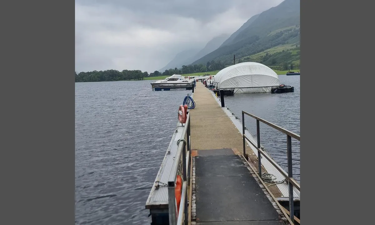 Laggan Locks: {"base": "no", "no": "Mulighet for vann og str\u00f8m, men avklar med utleiefirma", "se": "M\u00f6jlighet till vatten och el, men avklara med uthyrningsf\u00f6retaget", "en": "Possibility for water and electricity, but confirm with the rental company", "da": "Mulighed for vand og str\u00f8m, men afklar med udlejningsfirma", "fr": "Possibilit\u00e9 d'eau et d'\u00e9lectricit\u00e9, mais v\u00e9rifier avec la soci\u00e9t\u00e9 de location", "de": "M\u00f6glichkeit f\u00fcr Wasser und Strom, aber mit dem Vermietungsunternehmen kl\u00e4ren", "es": "Posibilidad de agua y electricidad, pero consulte con la empresa de alquiler", "it": "Possibilit\u00e0 di acqua e elettricit\u00e0, ma confermare con la societ\u00e0 di noleggio", "pt": "Possibilidade de \u00e1gua e eletricidade, mas confirme com a empresa de aluguel", "nl": "Mogelijkheid voor water en elektriciteit, maar overleg met verhuurbedrijf", "pl": "Mo\u017cliwo\u015b\u0107 dost\u0119pu do wody i pr\u0105du, ale skonsultuj si\u0119 z firm\u0105 wynajmuj\u0105c\u0105", "uk": "\u041c\u043e\u0436\u043b\u0438\u0432\u0456\u0441\u0442\u044c \u043e\u0442\u0440\u0438\u043c\u0430\u043d\u043d\u044f \u0432\u043e\u0434\u0438 \u0442\u0430 \u0435\u043b\u0435\u043a\u0442\u0440\u0438\u043a\u0438, \u0430\u043b\u0435 \u0443\u0437\u0433\u043e\u0434\u044c\u0442\u0435 \u0437 \u043e\u0440\u0435\u043d\u0434\u043d\u043e\u044e \u0444\u0456\u0440\u043c\u043e\u044e", "ro": "Posibilitate de ap\u0103 \u0219i electricitate, dar clarifica\u021bi cu firma de \u00eenchiriere", "tr": "Su ve elektrik i\u00e7in imkan var, ancak kiralama \u015firketi ile do\u011frulay\u0131n.", "el": "\u0394\u03c5\u03bd\u03b1\u03c4\u03cc\u03c4\u03b7\u03c4\u03b1 \u03b3\u03b9\u03b1 \u03bd\u03b5\u03c1\u03cc \u03ba\u03b1\u03b9 \u03c1\u03b5\u03cd\u03bc\u03b1, \u03b1\u03bb\u03bb\u03ac \u03b5\u03c0\u03b9\u03b2\u03b5\u03b2\u03b1\u03b9\u03ce\u03c3\u03c4\u03b5 \u03bc\u03b5 \u03c4\u03b7\u03bd \u03b5\u03c4\u03b1\u03b9\u03c1\u03b5\u03af\u03b1 \u03b5\u03bd\u03bf\u03b9\u03ba\u03af\u03b1\u03c3\u03b7\u03c2", "cs": "Mo\u017enost vody a elekt\u0159iny, ale dohodn\u011bte se s p\u016fj\u010dovnou", "hu": "Lehet\u0151s\u00e9g van v\u00edzre \u00e9s \u00e1ramra, de egyeztessen a b\u00e9rbead\u00f3 c\u00e9ggel", "fi": "Mahdollisuus saada vett\u00e4 ja s\u00e4hk\u00f6\u00e4, mutta sovi siit\u00e4 vuokrausyrityksen kanssa", "bg": "\u0412\u044a\u0437\u043c\u043e\u0436\u043d\u043e\u0441\u0442 \u0437\u0430 \u0432\u043e\u0434\u0430 \u0438 \u0442\u043e\u043a, \u043d\u043e \u0441\u0435 \u0443\u0433\u043e\u0432\u043e\u0440\u0435\u0442\u0435 \u0441 \u0444\u0438\u0440\u043c\u0430\u0442\u0430 \u0437\u0430 \u043d\u0430\u0435\u043c", "sr": "Mogu\u0107nost za vodu i struju, ali se dogovorite sa firmom za iznajmljivanje.", "et": "Vee ja elektri \u00fchendamise v\u00f5imalus, kuid lepi kokku rentimisfirmaga", "lv": "Iesp\u0113ja sa\u0146emt \u016bdeni un elektr\u012bbu, bet j\u0101vienojas ar nomas uz\u0146\u0113mumu", "lt": "Galimyb\u0117 naudotis vandeniu ir elektra, bet reikia suderinti su nuomos \u012fmone"}