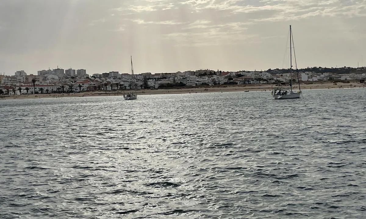Lagos - Praia São Roque: {"base": "en", "no": "Utsikt mot nord til stranden", "se": "Utsikt norrut mot stranden", "en": "View facing north to the beach", "da": "Udsigt mod nord til stranden"}