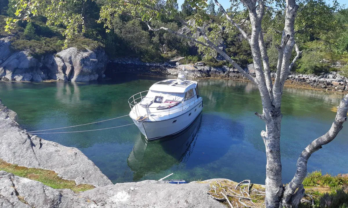 Kjøyla på Selvågholmen: Fortøyd til øye på berget og anker ute akter.