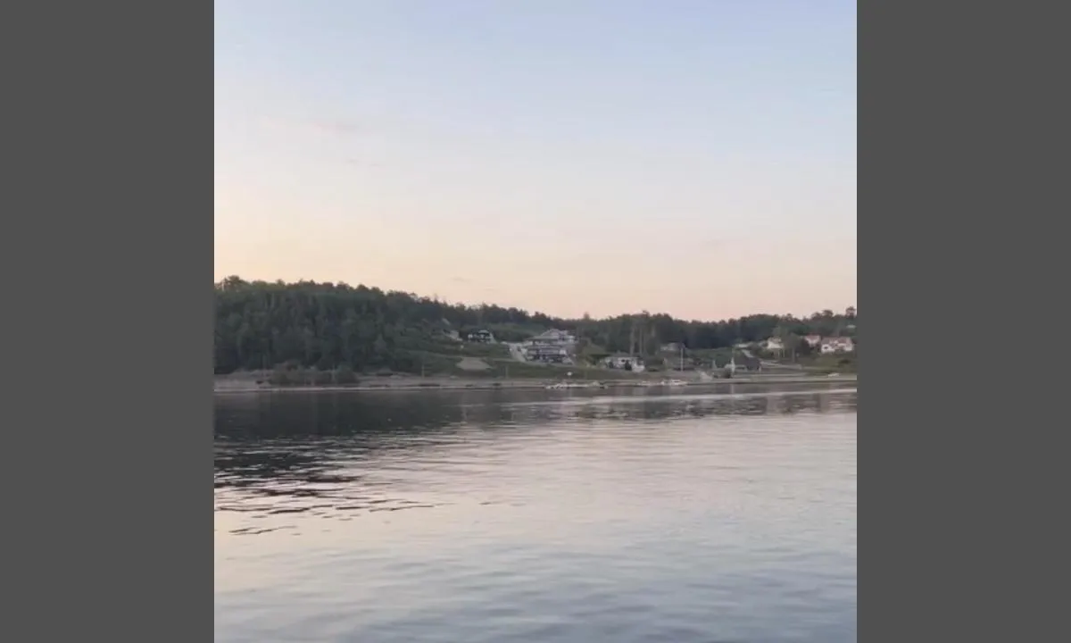 Lagunen Camping: {"base": "no", "no": "Bilde mot nord\u00f8st", "se": "Bild mot nordost", "en": "Image towards northeast", "da": "Billede mod nord\u00f8st", "fr": "Vue vers le nord-est", "de": "Bild in Richtung Nordost", "es": "Imagen hacia el noreste", "it": "Immagine verso nord-est", "pt": "Imagem para nordeste", "nl": "Afbeelding naar het noordoosten", "pl": "Zdj\u0119cie w kierunku p\u00f3\u0142nocno-wschodnim", "uk": "\u0417\u043e\u0431\u0440\u0430\u0436\u0435\u043d\u043d\u044f \u043d\u0430 \u043f\u0456\u0432\u043d\u0456\u0447\u043d\u0438\u0439 \u0441\u0445\u0456\u0434", "ro": "Imagine spre nord-est", "tr": "Kuzeydo\u011fuya do\u011fru g\u00f6r\u00fcnt\u00fc", "el": "\u0395\u03b9\u03ba\u03cc\u03bd\u03b1 \u03c0\u03c1\u03bf\u03c2 \u03b2\u03bf\u03c1\u03b5\u03b9\u03bf\u03b1\u03bd\u03b1\u03c4\u03bf\u03bb\u03b9\u03ba\u03ac", "cs": "Obr\u00e1zek sm\u011brem na severov\u00fdchod", "hu": "K\u00e9p \u00e9szakkelet fel\u00e9", "fi": "Kuva koilliseen", "bg": "\u0418\u0437\u0433\u043b\u0435\u0434 \u043a\u044a\u043c \u0441\u0435\u0432\u0435\u0440\u043e\u0438\u0437\u0442\u043e\u043a", "sr": "\u0421\u043b\u0438\u043a\u0430 \u043a\u0430 \u0441\u0435\u0432\u0435\u0440\u043e\u0438\u0441\u0442\u043e\u043a\u0443", "et": "Pilt kirde suunas", "lv": "Att\u0113ls uz zieme\u013caustrumiem", "lt": "Vaizdas \u0161iaur\u0117s ryt\u0173 kryptimi"}