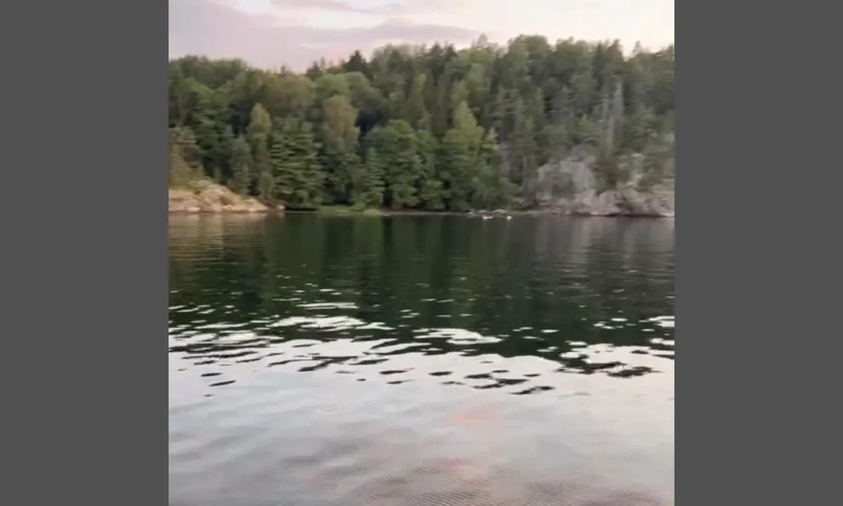 Lagunen Camping: {"base": "no", "no": "Bilde tatt ut fra vide, da det ikke er mulig \u00e5 laste opp video klipp. Bilde er mot S\u00f8r", "se": "Bild tagen fr\u00e5n video, eftersom det inte \u00e4r m\u00f6jligt att ladda upp videoklipp. Bild \u00e4r mot s\u00f6der", "en": "Image taken from video, as it is not possible to upload video clips. Image is towards the South", "da": "Billede taget ud fra video, da det ikke er muligt at uploade video klip. Billede er mod syd", "fr": "Image tir\u00e9e d'une vid\u00e9o, car il est impossible de t\u00e9l\u00e9charger des clips vid\u00e9o. Image vers le sud", "de": "Bild aus dem Video entnommen, da es nicht m\u00f6glich ist, Videoclips hochzuladen. Bild ist nach S\u00fcden ausgerichtet", "es": "Imagen tomada de video, ya que no es posible cargar clips de video. La imagen es hacia el sur", "it": "L'immagine \u00e8 stata estratta dal video, poich\u00e9 non \u00e8 possibile caricare clip video. L'immagine \u00e8 verso sud", "pt": "Foto retirado do v\u00eddeo, pois n\u00e3o \u00e9 poss\u00edvel carregar clipes de v\u00eddeo. A foto est\u00e1 em dire\u00e7\u00e3o ao sul", "nl": "Afbeelding genomen uit video, omdat het niet mogelijk is om videoclips te uploaden. Afbeelding is naar het zuiden gericht.", "pl": "Zdj\u0119cie wyj\u0119te z wideo, poniewa\u017c nie jest mo\u017cliwe za\u0142adowanie klipu wideo. Zdj\u0119cie w kierunku po\u0142udniowym.", "uk": "\u0417\u043e\u0431\u0440\u0430\u0436\u0435\u043d\u043d\u044f \u0432\u0437\u044f\u0442\u043e \u0437 \u0432\u0456\u0434\u0435\u043e, \u043e\u0441\u043a\u0456\u043b\u044c\u043a\u0438 \u043d\u0435\u043c\u043e\u0436\u043b\u0438\u0432\u043e \u0437\u0430\u0432\u0430\u043d\u0442\u0430\u0436\u0438\u0442\u0438 \u0432\u0456\u0434\u0435\u043e\u043a\u043b\u0456\u043f. \u0417\u043e\u0431\u0440\u0430\u0436\u0435\u043d\u043d\u044f \u043d\u0430\u043f\u0440\u0430\u0432\u043b\u0435\u043d\u0435 \u043d\u0430 \u043f\u0456\u0432\u0434\u0435\u043d\u044c.", "ro": "Imaginea luat\u0103 din videoclip, deoarece nu este posibil s\u0103 se \u00eencarce clip video. Imaginea este spre sud.", "tr": "Video klip y\u00fcklemesi m\u00fcmk\u00fcn olmad\u0131\u011f\u0131ndan, g\u00f6r\u00fcnt\u00fc video karesinden al\u0131nm\u0131\u015ft\u0131r. G\u00f6r\u00fcnt\u00fc G\u00fcney'e do\u011fru.", "el": "\u0397 \u03b5\u03b9\u03ba\u03cc\u03bd\u03b1 \u03bb\u03ae\u03c6\u03b8\u03b7\u03ba\u03b5 \u03b1\u03c0\u03cc \u03b2\u03af\u03bd\u03c4\u03b5\u03bf, \u03ba\u03b1\u03b8\u03ce\u03c2 \u03b4\u03b5\u03bd \u03b5\u03af\u03bd\u03b1\u03b9 \u03b4\u03c5\u03bd\u03b1\u03c4\u03ae \u03b7 \u03bc\u03b5\u03c4\u03b1\u03c6\u03cc\u03c1\u03c4\u03c9\u03c3\u03b7 \u03b2\u03af\u03bd\u03c4\u03b5\u03bf \u03ba\u03bb\u03b9\u03c0. \u0397 \u03b5\u03b9\u03ba\u03cc\u03bd\u03b1 \u03ba\u03bf\u03b9\u03c4\u03ac\u03b6\u03b5\u03b9 \u03c0\u03c1\u03bf\u03c2 \u039d\u03cc\u03c4\u03bf", "cs": "Obr\u00e1zek po\u0159\u00edzen\u00fd z videa, proto\u017ee nen\u00ed mo\u017en\u00e9 nahr\u00e1t videoklip. Obr\u00e1zek je sm\u011brem na jih", "hu": "A k\u00e9p egy vide\u00f3b\u00f3l lett kiv\u00e1gva, mivel vide\u00f3klipet nem lehet felt\u00f6lteni. A k\u00e9p d\u00e9l fel\u00e9 n\u00e9z.", "fi": "Kuva otettu videosta, koska videoituja leikkeit\u00e4 ei voida ladata. Kuva on otettu etel\u00e4\u00e4n p\u00e4in.", "bg": "\u041a\u0430\u0440\u0442\u0438\u043d\u0430\u0442\u0430 \u0435 \u0432\u0437\u0435\u0442\u0430 \u043e\u0442 \u0432\u0438\u0434\u0435\u043e, \u0442\u044a\u0439 \u043a\u0430\u0442\u043e \u043d\u0435 \u0435 \u0432\u044a\u0437\u043c\u043e\u0436\u043d\u043e \u0434\u0430 \u0441\u0435 \u043a\u0430\u0447\u0438 \u0432\u0438\u0434\u0435\u043e \u043a\u043b\u0438\u043f. \u041a\u0430\u0440\u0442\u0438\u043d\u0430\u0442\u0430 \u0435 \u043a\u044a\u043c \u044e\u0433.", "sr": "\u0421\u043b\u0438\u043a\u0430 \u0458\u0435 \u0438\u0437\u0432\u0430\u0434\u0435\u043d\u0430 \u0438\u0437 \u0432\u0438\u0434\u0435\u0430, \u043f\u043e\u0448\u0442\u043e \u043d\u0438\u0458\u0435 \u043c\u043e\u0433\u0443\u045b\u0435 \u043e\u0442\u043f\u0440\u0435\u043c\u0438\u0442\u0438 \u0432\u0438\u0434\u0435\u043e \u043a\u043b\u0438\u043f. \u0421\u043b\u0438\u043a\u0430 \u0458\u0435 \u043f\u0440\u0435\u043c\u0430 \u0458\u0443\u0433\u0443.", "et": "Pilt tehtud videost, kuna videoklippi ei ole v\u00f5imalik \u00fcles laadida. Pilt on tehtud l\u00f5una suunas", "lv": "Att\u0113ls tika \u0146emts no videoklipa, jo nav iesp\u0113jams aug\u0161upiel\u0101d\u0113t video klipus. Att\u0113ls ir uz Dienvidiem", "lt": "Vaizdas paimtas i\u0161 vaizdo \u012fra\u0161o, nes ne\u012fmanoma \u012fkelti vaizdo klipo. Vaizdas yra \u012f pietus"}