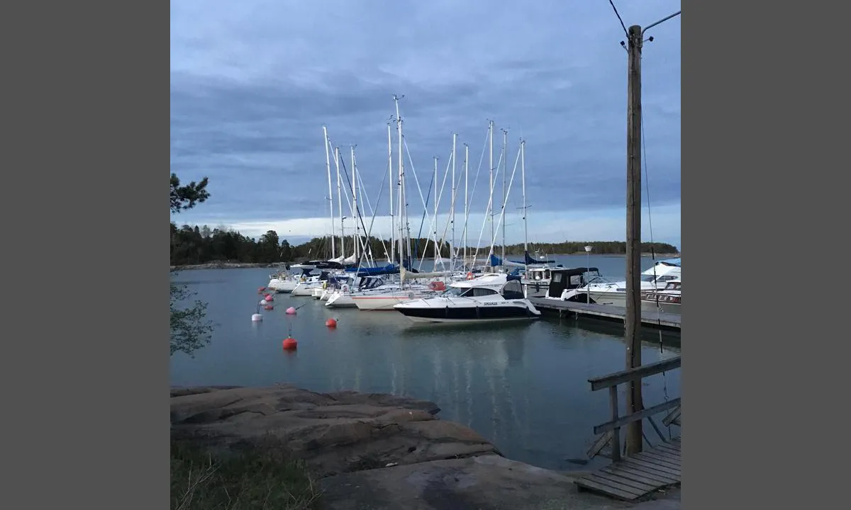 Lähteelä: {"base": "en", "no": "2017. (Vennligst legg til nyere bilder).", "se": "2017. (Var god l\u00e4gg till nyare foton).", "en": "2017. (Please add newer photos).", "da": "2017. (Tilf\u00f8j venligst nyere billeder).", "fr": "2017. (Veuillez ajouter des photos plus r\u00e9centes).", "de": "2017. (Bitte neuere Fotos hinzuf\u00fcgen).", "es": "2017. (Por favor, a\u00f1ada fotos m\u00e1s recientes).", "it": "2017. (Si prega di aggiungere foto pi\u00f9 recenti).", "pt": "2017. (Por favor, adicione fotos mais recentes).", "nl": "2017. (Gelieve nieuwere foto's toe te voegen).", "pl": "2017. (Prosz\u0119 doda\u0107 nowsze zdj\u0119cia).", "uk": "2017. (\u0411\u0443\u0434\u044c \u043b\u0430\u0441\u043a\u0430, \u0434\u043e\u0434\u0430\u0439\u0442\u0435 \u043d\u043e\u0432\u0456\u0448\u0456 \u0444\u043e\u0442\u043e\u0433\u0440\u0430\u0444\u0456\u0457).", "ro": "2017. (V\u0103 rug\u0103m s\u0103 ad\u0103uga\u021bi fotografii mai noi).", "tr": "2017. (L\u00fctfen daha yeni foto\u011fraflar ekleyin).", "el": "2017. (\u03a0\u03b1\u03c1\u03b1\u03ba\u03b1\u03bb\u03ce \u03c0\u03c1\u03bf\u03c3\u03b8\u03ad\u03c3\u03c4\u03b5 \u03bd\u03b5\u03cc\u03c4\u03b5\u03c1\u03b5\u03c2 \u03c6\u03c9\u03c4\u03bf\u03b3\u03c1\u03b1\u03c6\u03af\u03b5\u03c2).", "cs": "2017. (Pros\u00edm p\u0159idejte nov\u011bj\u0161\u00ed fotografie).", "hu": "2017. (K\u00e9rj\u00fck, t\u00f6lts\u00f6n fel \u00fajabb fot\u00f3kat).", "fi": "2017. (Olkaa hyv\u00e4 ja lis\u00e4tk\u00e4\u00e4 uudempia kuvia).", "bg": "2017 \u0433. (\u041c\u043e\u043b\u044f, \u0434\u043e\u0431\u0430\u0432\u0435\u0442\u0435 \u043f\u043e-\u043d\u043e\u0432\u0438 \u0441\u043d\u0438\u043c\u043a\u0438).", "sr": "2017. (Molimo dodajte novije fotografije).", "et": "2017. (Palun lisage uuemaid fotosid).", "lv": "2017. (L\u016bdzu, pievienojiet jaun\u0101kas fotogr\u0101fijas).", "lt": "2017 m. (Pra\u0161ome prid\u0117ti naujesnes nuotraukas)."}