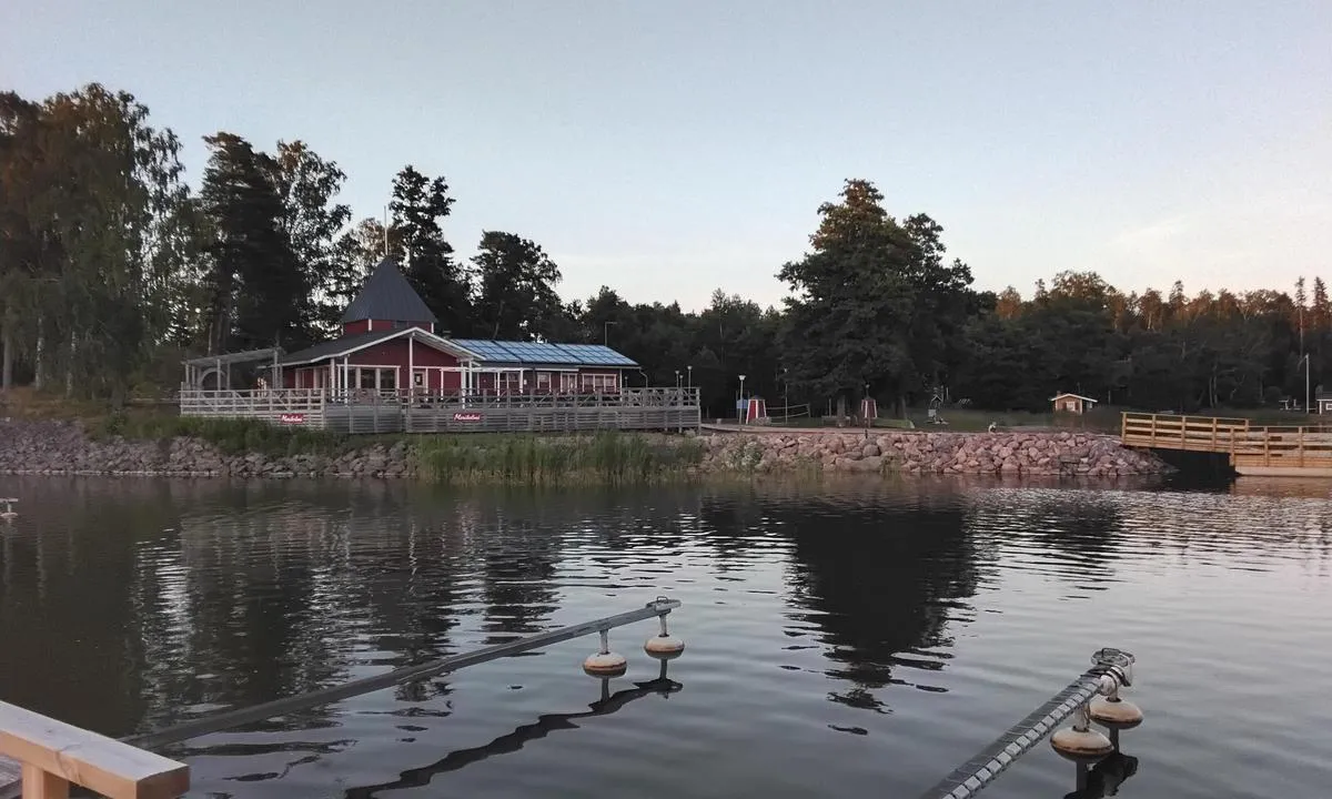 Laitakari: {"base": "se", "no": "Fra Merihelmi finner du toalett, dusj og badstue", "se": "Fr\u00e5n Merihelmi you will find toilet, shower and sauna", "en": "From Merihelmi you will find toilet, shower, and sauna", "da": "Fra Merihelmi finder du toilet, bruser og sauna", "fr": "Depuis Merihelmi, vous trouverez des toilettes, une douche et un sauna", "de": "Von Merihelmi finden Sie Toilette, Dusche und Sauna", "es": "Desde Merihelmi encontrar\u00e1s aseo, ducha y sauna", "it": "Da Merihelmi troverai toilette, doccia e sauna", "pt": "De Merihelmi voc\u00ea encontrar\u00e1 banheiro, chuveiro e sauna", "nl": "Bij Merihelmi vindt u toilet, douche en sauna", "pl": "W Merihelmi znajdziesz toalet\u0119, prysznic i saun\u0119", "uk": "\u0423 Merihelmi \u0432\u0438 \u0437\u043d\u0430\u0439\u0434\u0435\u0442\u0435 \u0442\u0443\u0430\u043b\u0435\u0442, \u0434\u0443\u0448 \u0456 \u0441\u0430\u0443\u043d\u0443", "ro": "De la Merihelmi ve\u021bi g\u0103si toalet\u0103, du\u0219 \u0219i saun\u0103", "tr": "Merihelmi'de tuvalet, du\u015f ve sauna bulabilirsiniz", "el": "\u0391\u03c0\u03cc \u03c4\u03bf Merihelmi \u03b8\u03b1 \u03b2\u03c1\u03b5\u03af\u03c4\u03b5 \u03c4\u03bf\u03c5\u03b1\u03bb\u03ad\u03c4\u03b1, \u03bd\u03c4\u03bf\u03c5\u03c2 \u03ba\u03b1\u03b9 \u03c3\u03ac\u03bf\u03c5\u03bd\u03b1", "cs": "Z Merihelmi najdete toaletu, sprchu a saunu", "hu": "A Merihelmiben tal\u00e1lhat\u00f3 WC, zuhanyz\u00f3 \u00e9s szauna", "fi": "Merihelmest\u00e4 l\u00f6yd\u00e4t wc:n, suihkun ja saunan", "bg": "\u041e\u0442 Merihelmi \u043c\u043e\u0436\u0435\u0442\u0435 \u0434\u0430 \u043d\u0430\u043c\u0435\u0440\u0438\u0442\u0435 \u0442\u043e\u0430\u043b\u0435\u0442\u043d\u0430, \u0434\u0443\u0448 \u0438 \u0441\u0430\u0443\u043d\u0430", "sr": "Iz Merihelmi \u0107e\u0161 na\u0107i toalet, tu\u0161 i saunu", "et": "Merihelmi sadamast leiate WC, du\u0161i ja sauna", "lv": "No Merihelmi j\u016bs atrad\u012bsiet tualeti, du\u0161u un pirti", "lt": "Merihelm\u0117je rasite tualet\u0105, du\u0161\u0105 ir pirt\u012f"}