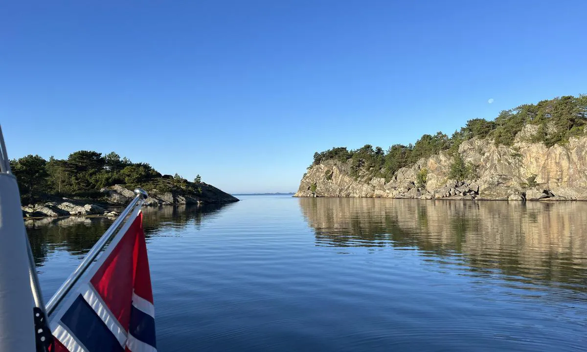 Lamholmen - Kristiansand: {"base": "no", "no": "Enkel innseiling fra s\u00f8r.", "se": "Enkel insegling fr\u00e5n s\u00f6der.", "en": "Simple approach from the south.", "da": "Enkel indsejling fra syd."}