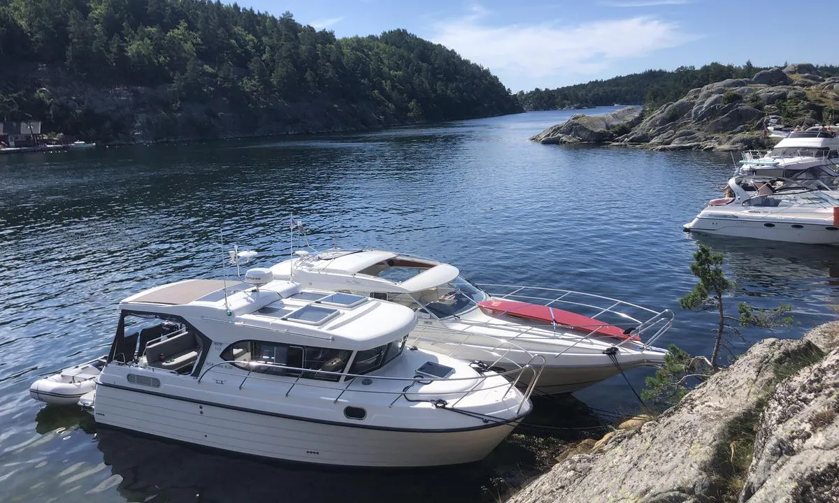 Lamholmen -Lillesand: {"base": "no", "no": "P\u00e5 styrbord side av n\u00e6rmeste b\u00e5t er det 1 meters dybde.", "se": "P\u00e5 styrbord sida av n\u00e4rmaste b\u00e5t \u00e4r det 1 meters djup.", "en": "On the starboard side of the nearest boat, there is a depth of 1 meter.", "da": "P\u00e5 styrbord side af n\u00e6rmeste b\u00e5d er der 1 meter dybde.", "fr": "Sur le c\u00f4t\u00e9 tribord du bateau le plus proche, il y a une profondeur de 1 m\u00e8tre.", "de": "An der Steuerbordseite des n\u00e4chstgelegenen Bootes betr\u00e4gt die Tiefe 1 Meter.", "es": "En el lado de estribor del bote m\u00e1s cercano hay 1 metro de profundidad.", "it": "Sul lato di dritta della barca pi\u00f9 vicina c'\u00e8 una profondit\u00e0 di 1 metro.", "pt": "No lado de bombordo do barco mais pr\u00f3ximo, h\u00e1 uma profundidade de 1 metro.", "nl": "Aan stuurboordzijde van de dichtstbijzijnde boot is er 1 meter diepte.", "pl": "Po prawej burcie najbli\u017cszego statku jest 1 metr g\u0142\u0119boko\u015bci.", "uk": "\u041d\u0430 \u043f\u0440\u0430\u0432\u043e\u043c\u0443 \u0431\u043e\u0440\u0442\u0443 \u043d\u0430\u0439\u0431\u043b\u0438\u0436\u0447\u043e\u0433\u043e \u0441\u0443\u0434\u043d\u0430 \u0433\u043b\u0438\u0431\u0438\u043d\u0430 \u0441\u043a\u043b\u0430\u0434\u0430\u0454 1 \u043c\u0435\u0442\u0440.", "ro": "Pe partea tribord a b\u0103rcii celei mai apropiate este o ad\u00e2ncime de 1 metru.", "tr": "En yak\u0131n teknenin sancak taraf\u0131nda 1 metre derinlik var.", "el": "\u03a3\u03c4\u03b7\u03bd \u03b4\u03b5\u03be\u03b9\u03ac \u03c0\u03bb\u03b5\u03c5\u03c1\u03ac \u03c4\u03bf\u03c5 \u03c0\u03bb\u03b7\u03c3\u03b9\u03ad\u03c3\u03c4\u03b5\u03c1\u03bf\u03c5 \u03c3\u03ba\u03ac\u03c6\u03bf\u03c5\u03c2, \u03c5\u03c0\u03ac\u03c1\u03c7\u03b5\u03b9 \u03b2\u03ac\u03b8\u03bf\u03c2 1 \u03bc\u03ad\u03c4\u03c1\u03bf.", "cs": "Na pravoboku nejbli\u017e\u0161\u00ed lodi je hloubka 1 metr.", "hu": "A legk\u00f6zelebbi haj\u00f3 jobb oldal\u00e1n 1 m\u00e9ter m\u00e9lys\u00e9g van.", "fi": "L\u00e4himm\u00e4n veneen oikealla puolella on 1 metrin syvyys.", "bg": "\u041e\u0442\u0434\u044f\u0441\u043d\u043e \u043d\u0430 \u043d\u0430\u0439-\u0431\u043b\u0438\u0437\u043a\u0430\u0442\u0430 \u043b\u043e\u0434\u043a\u0430 \u0434\u044a\u043b\u0431\u043e\u0447\u0438\u043d\u0430\u0442\u0430 \u0435 1 \u043c\u0435\u0442\u044a\u0440.", "sr": "Na desnoj strani najbli\u017eeg broda dubina je 1 metar.", "et": "L\u00e4hima paadi paremal pardal on s\u00fcgavus 1 meeter.", "lv": "Uz labaj\u0101 borta tuv\u0101kajam ku\u0123im ir 1 metra dzi\u013cums.", "lt": "Artimiausios valties de\u0161in\u0117je pus\u0117je gylis yra 1 metras."}
