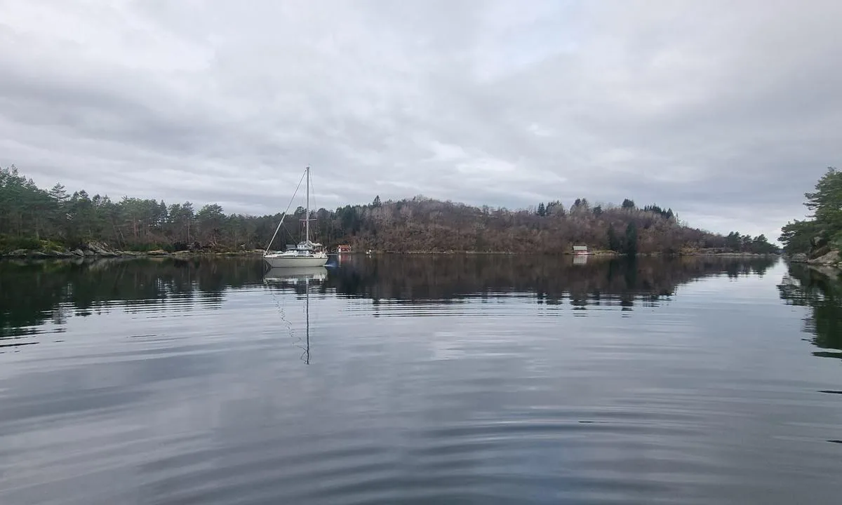 Jobb1, en Fjord 28cs i Lammavågen Påsken 2024.
Enkel ankring på mudderbunn.