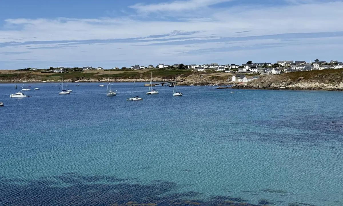 Lampaul (moorings): {"base": "en", "no": "Ser mot nord\u00f8st til de to landingsplassene. Til h\u00f8yre er redningsb\u00e5tslippet, som skal holdes ryddig. Til h\u00f8yre for det er inngangen til den gamle havnen (grunnende).", "se": "Tittar nordost mot de tv\u00e5 bryggorna. Till h\u00f6ger finns livb\u00e5tsrampen, som ska h\u00e5llas fri. Till h\u00f6ger om den \u00e4r ing\u00e5ngen till den gamla hamnen (torrsatt).", "en": "Looking NE to the two landings. On the right is the lifeboat slip, which should be kept clear. To the right of that is the entrance to the old harbour (drying).", "da": "Kigger mod N\u00d8 mod de to landingspladser. Til h\u00f8jre er redningsb\u00e5dsrampe, som skal holdes fri. Til h\u00f8jre for denne er indgangen til den gamle havn (t\u00f8rskoet).", "fr": "Regardant au NE vers les deux d\u00e9barcad\u00e8res. \u00c0 droite se trouve la rampe de mise \u00e0 l'eau du canot de sauvetage, qui doit \u00eatre maintenue libre. \u00c0 droite de celle-ci se trouve l'entr\u00e9e de l'ancien port (qui se d\u00e9couvre \u00e0 mar\u00e9e basse).", "de": "Blick nach NO zu den beiden Landestellen. Rechts befindet sich die Rettungsbootsrampe, die freigehalten werden muss. Rechts davon ist der Eingang zum alten Hafen (Bei Niedrigwasser trockenfallend).", "es": "Mirando al NE hacia las dos plataformas. A la derecha se encuentra la rampa del bote salvavidas, que debe mantenerse despejada. A la derecha de esta est\u00e1 la entrada al puerto antiguo (con bajamar).", "it": "Guardando a NE verso i due approdi. A destra si trova la rampa per la barca di salvataggio, che deve essere tenuta libera. A destra di questa c'\u00e8 l'ingresso al porto vecchio (che si asciuga).", "pt": "Olhando para NE para os dois cais. \u00c0 direita est\u00e1 a rampa do bote salva-vidas, que deve ser mantida desobstru\u00edda. \u00c0 direita disso est\u00e1 a entrada para o porto antigo (com mar\u00e9 baixa).", "nl": "Kijkend naar het NO naar de twee landingen. Rechts is de slipway voor de reddingsboot, die vrijgehouden moet worden. Rechts daarvan is de ingang naar de oude haven (droogvallend).", "pl": "Patrz\u0105c na p\u00f3\u0142nocny wsch\u00f3d na dwa nabrze\u017ca. Po prawej znajduje si\u0119 zjazd \u0142odzi ratunkowej, kt\u00f3ry nale\u017cy utrzymywa\u0107 wolny. Na prawo od niego jest wej\u015bcie do starego portu (odp\u0142ywaj\u0105cy).", "uk": "\u0414\u0438\u0432\u043b\u044f\u0447\u0438\u0441\u044c \u043d\u0430 \u043f\u0456\u0432\u043d\u0456\u0447\u043d\u0438\u0439 \u0441\u0445\u0456\u0434 \u043d\u0430 \u0434\u0432\u0430 \u043f\u0440\u0438\u0447\u0430\u043b\u0438. \u041f\u0440\u0430\u0432\u043e\u0440\u0443\u0447 \u0437\u043d\u0430\u0445\u043e\u0434\u0438\u0442\u044c\u0441\u044f \u0441\u0442\u0430\u0440\u0442\u043e\u0432\u0430 \u0440\u0430\u043c\u043f\u0430 \u0434\u043b\u044f \u0440\u044f\u0442\u0443\u0432\u0430\u043b\u044c\u043d\u043e\u0433\u043e \u0447\u043e\u0432\u043d\u0430, \u044f\u043a\u0443 \u0441\u043b\u0456\u0434 \u0442\u0440\u0438\u043c\u0430\u0442\u0438 \u0432\u0456\u043b\u044c\u043d\u043e\u044e. \u041f\u0440\u0430\u0432\u043e\u0440\u0443\u0447 \u0432\u0456\u0434 \u043d\u0435\u0457 - \u0432\u0445\u0456\u0434 \u0434\u043e \u0441\u0442\u0430\u0440\u043e\u0433\u043e \u043f\u043e\u0440\u0442\u0443 (\u043f\u0440\u0438 \u0432\u0456\u0434\u043b\u0438\u0432\u0430\u0445 \u0432\u0438\u0441\u0438\u0445\u0430\u0454).", "ro": "Privind spre NE c\u0103tre cele dou\u0103 rampe de acces. \u00cen dreapta se afl\u0103 lansatorul b\u0103rcii de salvare, care trebuie s\u0103 fie p\u0103strat liber. La dreapta acestuia este intrarea \u00een vechiul port (uscat).", "tr": "Kuzeydo\u011fuya do\u011fru iki iskeleye bak\u0131\u015f. Sa\u011fda cankurtaran botu rampa\u0131 bulunur ve buras\u0131 bo\u015f tutulmal\u0131d\u0131r. Ondan sa\u011fda eski liman\u0131n (gelgitte karaya \u00e7\u0131kan) giri\u015fi vard\u0131r.", "el": "\u039a\u03bf\u03b9\u03c4\u03ac\u03b6\u03bf\u03bd\u03c4\u03b1\u03c2 \u03c0\u03c1\u03bf\u03c2 \u0392\u0391 \u03c0\u03c1\u03bf\u03c2 \u03c4\u03b9\u03c2 \u03b4\u03cd\u03bf \u03b1\u03c0\u03bf\u03b2\u03ac\u03b8\u03c1\u03b5\u03c2. \u03a3\u03c4\u03b1 \u03b4\u03b5\u03be\u03b9\u03ac \u03b2\u03c1\u03af\u03c3\u03ba\u03b5\u03c4\u03b1\u03b9 \u03b7 \u03c1\u03ac\u03bc\u03c0\u03b1 \u03c4\u03bf\u03c5 \u03c3\u03c9\u03c3\u03c4\u03b9\u03ba\u03bf\u03cd \u03c3\u03ba\u03ac\u03c6\u03bf\u03c5\u03c2, \u03b7 \u03bf\u03c0\u03bf\u03af\u03b1 \u03c0\u03c1\u03ad\u03c0\u03b5\u03b9 \u03bd\u03b1 \u03c0\u03b1\u03c1\u03b1\u03bc\u03ad\u03bd\u03b5\u03b9 \u03b5\u03bb\u03b5\u03cd\u03b8\u03b5\u03c1\u03b7. \u0394\u03b5\u03be\u03b9\u03ac \u03b1\u03c0\u03cc \u03b1\u03c5\u03c4\u03ae \u03b5\u03af\u03bd\u03b1\u03b9 \u03b7 \u03b5\u03af\u03c3\u03bf\u03b4\u03bf\u03c2 \u03c3\u03c4\u03bf \u03c0\u03b1\u03bb\u03b9\u03cc \u03bb\u03b9\u03bc\u03ac\u03bd\u03b9 (\u03bc\u03b5 \u03b2\u03c1\u03ac\u03c7\u03bf\u03c5\u03c2 \u03b2\u03b3\u03b1\u03af\u03bd\u03bf\u03c5\u03c3\u03b5\u03c2 \u03be\u03b7\u03c1\u03b1\u03bd\u03c4\u03b9\u03ba\u03ad\u03c2 \u03b6\u03ce\u03bd\u03b5\u03c2).", "cs": "Pohled na severov\u00fdchod k dv\u011bma p\u0159\u00edstavi\u0161t\u00edm. Vpravo je skluzavka pro z\u00e1chrannou lo\u010f, kter\u00e1 by m\u011bla b\u00fdt pr\u016fjezdn\u00e1. Vpravo od n\u00ed je vstup do star\u00e9ho p\u0159\u00edstavu (s periodick\u00fdm vysych\u00e1n\u00edm).", "hu": "\u00c9szakkelet fel\u00e9 n\u00e9zve a k\u00e9t kik\u00f6t\u0151h\u00f6z. Jobbra van a ment\u0151haj\u00f3 r\u00e1mp\u00e1ja, amelyet szabadon kell tartani. Att\u00f3l jobbra tal\u00e1lhat\u00f3 a r\u00e9gi kik\u00f6t\u0151 bej\u00e1rata (iszaposod\u00f3).", "fi": "Kohti koillista kahdelle laiturille. Oikealla on pelastusveneiden liuku, joka tulee pit\u00e4\u00e4 vapaana. Sen oikealla puolella on vanhan sataman (kuivuvan) sis\u00e4\u00e4nk\u00e4ynti.", "bg": "\u0413\u043b\u0435\u0434\u043a\u0430 \u043a\u044a\u043c \u0441\u0435\u0432\u0435\u0440\u043e\u0438\u0437\u0442\u043e\u043a \u043a\u044a\u043c \u0434\u0432\u0435\u0442\u0435 \u043f\u0440\u0438\u0441\u0442\u0430\u043d\u0438\u0449\u0430. \u041e\u0442\u0434\u044f\u0441\u043d\u043e \u0435 \u0441\u043f\u0443\u0441\u043a\u0430\u043b\u043a\u0430\u0442\u0430 \u0437\u0430 \u0441\u043f\u0430\u0441\u0438\u0442\u0435\u043b\u043d\u0430\u0442\u0430 \u043b\u043e\u0434\u043a\u0430, \u043a\u043e\u044f\u0442\u043e \u0442\u0440\u044f\u0431\u0432\u0430 \u0434\u0430 \u0441\u0435 \u0434\u044a\u0440\u0436\u0438 \u0441\u0432\u043e\u0431\u043e\u0434\u043d\u0430. \u041e\u0442\u0434\u044f\u0441\u043d\u043e \u043d\u0430 \u043d\u0435\u044f \u0435 \u0432\u0445\u043e\u0434\u044a\u0442 \u043a\u044a\u043c \u0441\u0442\u0430\u0440\u043e\u0442\u043e \u043f\u0440\u0438\u0441\u0442\u0430\u043d\u0438\u0449\u0435 (\u0438\u0437\u0441\u044a\u0445\u0432\u0430\u0449\u043e).", "sr": "Pogled ka severoistoku na dva priveza. Sa desne strane je rampa za spasila\u010dki \u010damac, koja treba da ostane slobodna. Desno od nje je ulaz u stari port (oseka).", "et": "Vaatamine kirdesse kahte kai \u00e4\u00e4rde. Paremal on p\u00e4\u00e4steparvlaeva laskumisala, mida tuleb hoida vaba. Selle paremal on sissep\u00e4\u00e4s vanasse sadamasse (kuivendav).", "lv": "Skats uz ZD puses uz ab\u0101m piest\u0101tn\u0113m. Labaj\u0101 pus\u0113 ir gl\u0101b\u0161anas laivas sl\u012bdpakalns, kas j\u0101atst\u0101j br\u012bvs. Pa labi no t\u0101 ir ieeja vecaj\u0101 ost\u0101 (iz\u017e\u016b\u0161ana).", "lt": "\u017dvelgiant \u012f \u0161iaur\u0117s rytus \u012f du \u012flipimo kai\u0161\u010dius. De\u0161in\u0117je yra gelb\u0117jimosi valties nusileidimo prieplauka, kuri turi b\u016bti laisva. De\u0161in\u0117je nuo jos yra \u012f\u0117jimas \u012f sen\u0105j\u012f uost\u0105 (trumpai i\u0161d\u017ei\u016bstant\u012f)."}