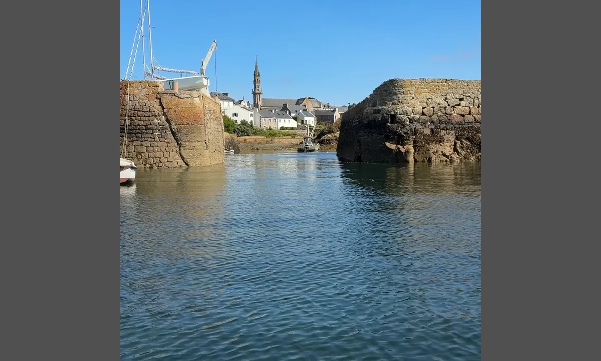 Lampaul (moorings): Entrance to the old (drying) harbour. If the tide is right, it is convenient for toilets, rubbish and shopping, though you will need to use a ladder to get ashore.