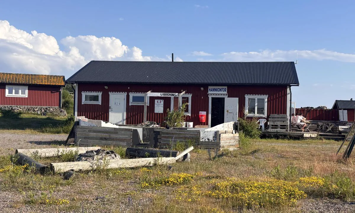 Landsort - Norrhamnen: {"base": "de", "no": "Havnemester og sanit\u00e6ranlegg", "se": "Hamnfogde och sanitetsanl\u00e4ggningar", "en": "Harbourmaster and sanitary facilities", "da": "Havnemester og sanit\u00e6re faciliteter", "fr": "Capitainerie et installations sanitaires", "de": "Hafenmeister und sanit\u00e4re Anlagen", "es": "Capit\u00e1n de puerto e instalaciones sanitarias", "it": "Capo del porto e strutture sanitarie", "pt": "Capit\u00e3o do porto e instala\u00e7\u00f5es sanit\u00e1rias", "nl": "Havenmeester en sanitaire voorzieningen", "pl": "Bosmanat i urz\u0105dzenia sanitarne", "uk": "\u0413\u0430\u0432\u0430\u043d\u044c\u043c\u0435\u0439\u0441\u0442\u0435\u0440 \u0456 \u0441\u0430\u043d\u0456\u0442\u0430\u0440\u043d\u0456 \u0443\u0441\u0442\u0430\u043d\u043e\u0432\u043a\u0438", "ro": "Maestru de port \u0219i facilit\u0103\u021bi sanitare", "tr": "Liman Kaptan\u0131 ve Hijyen Tesisleri", "el": "\u039b\u03b9\u03bc\u03b5\u03bd\u03ac\u03c1\u03c7\u03b7\u03c2 \u03ba\u03b1\u03b9 \u03b5\u03b3\u03ba\u03b1\u03c4\u03b1\u03c3\u03c4\u03ac\u03c3\u03b5\u03b9\u03c2 \u03c5\u03b3\u03b9\u03b5\u03b9\u03bd\u03ae\u03c2", "cs": "Hafenmeister a sanit\u00e1rn\u00ed za\u0159\u00edzen\u00ed", "hu": "Kik\u00f6t\u0151mester \u00e9s eg\u00e9szs\u00e9g\u00fcgyi l\u00e9tes\u00edtm\u00e9nyek", "fi": "Satamap\u00e4\u00e4llikk\u00f6 ja saniteettitilat", "bg": "\u041f\u0440\u0438\u0441\u0442\u0430\u043d\u0438\u0449\u0435\u043d \u043a\u0430\u043f\u0438\u0442\u0430\u043d \u0438 \u0441\u0430\u043d\u0438\u0442\u0430\u0440\u043d\u0438 \u0441\u044a\u043e\u0440\u044a\u0436\u0435\u043d\u0438\u044f", "sr": "Lu\u010dki kapetan i sanitarni \u010dvorovi", "et": "Sadamakapten ja sanitaarrajatised", "lv": "Ostas p\u0101rzinis un sanit\u0101r\u0101s iek\u0101rtas", "lt": "Uosto kapitonas ir sanitarin\u0117s patalpos"}