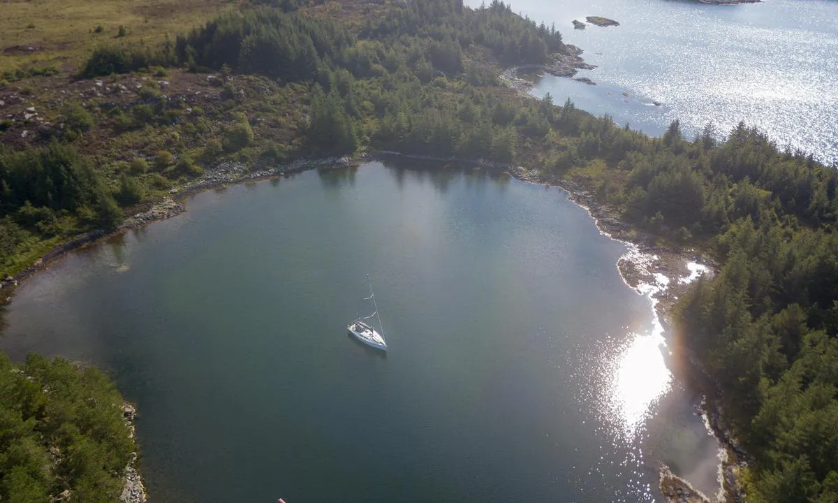 Langanesvågen, Bokn.: {"base": "no", "no": "Fin svai bukt. Dybde ved inngang til v\u00e5gen er ca. 3.5m. Dybde ved ankring ca. 4.5m. B\u00f8ye (pr. 07/24) som vises p\u00e5 bilde er ikke sikker som svaib\u00f8ye, \u00e5 anbefales ikke benyttet.", "se": "Fin svajbuk. Djup vid ing\u00e5ngen till viken \u00e4r ca. 3.5m. Djup vid ankring ca. 4.5m. Boj (per 07/24) som visas p\u00e5 bilden \u00e4r inte s\u00e4ker som svajboj, och rekommenderas inte att anv\u00e4ndas.", "en": "Nice anchorage bay. Depth at the entrance to the bay is approximately 3.5m. Depth at anchorage is approximately 4.5m. The buoy (as of 07/24) shown in the picture is not reliable as a mooring buoy, and is not recommended for use.", "da": "Fin svaj bugt. Dybde ved indgangen til vigen er ca. 3.5m. Dybde ved ankring ca. 4.5m. B\u00f8je (pr. 07/24) som vises p\u00e5 billede er ikke sikker som svajb\u00f8je, og anbefales ikke benyttet.", "fr": "Belle baie pour mouillage sur ancre. Profondeur \u00e0 l'entr\u00e9e de la baie est d'environ 3,5m. Profondeur au mouillage est d'environ 4,5m. La bou\u00e9e (au 24/07) visible sur la photo n'est pas fiable comme bou\u00e9e de mouillage et il est d\u00e9conseill\u00e9 de l'utiliser.", "de": "Sch\u00f6ne Ankerbucht. Die Tiefe am Eingang zur Bucht betr\u00e4gt ca. 3,5m. Tiefe beim Ankern ca. 4,5m. Boje (Stand 07/24), die auf dem Bild zu sehen ist, ist als Ankerboje nicht sicher und wird nicht empfohlen zu benutzen.", "es": "Bah\u00eda bonita para fondear. La profundidad en la entrada de la ensenada es de aproximadamente 3,5 m. La profundidad en el lugar de anclaje es de aproximadamente 4,5 m. La boya (seg\u00fan 07/24) que se muestra en la imagen no es segura como boya de fondeo y no se recomienda usarla.", "it": "Bella baia per ancorare. La profondit\u00e0 all'ingresso della baia \u00e8 di circa 3,5 m. La profondit\u00e0 al punto di ancoraggio \u00e8 di circa 4,5 m. La boa (al 24/07) mostrata in foto non \u00e8 sicura per l'ancoraggio alla ruota, e si sconsiglia il suo utilizzo.", "pt": "Boa enseada para fundeio ao largo. A profundidade na entrada da enseada \u00e9 de cerca de 3,5m. A profundidade ao ancorar \u00e9 de cerca de 4,5m. A boia (em 24/07) mostrada na imagem n\u00e3o \u00e9 segura como boia de fundeio, sendo recomend\u00e1vel n\u00e3o utiliz\u00e1-la.", "nl": "Mooie zwenkbaai. Diepte bij de ingang naar de baai is ca. 3.5m. Diepte bij ankerplaats ca. 4.5m. Boei (per 07/24) getoond op de afbeelding is niet betrouwbaar als zwenkboei en wordt afgeraden om te gebruiken.", "pl": "\u0141adna zatoka do kotwiczenia. G\u0142\u0119boko\u015b\u0107 przy wej\u015bciu do zatoki wynosi oko\u0142o 3,5m. G\u0142\u0119boko\u015b\u0107 przy kotwiczeniu wynosi oko\u0142o 4,5m. Boja (stan na 07/24) widoczna na zdj\u0119ciu nie jest pewna jako boja kotwicowa i nie zaleca si\u0119 jej u\u017cywania.", "uk": "\u0413\u0430\u0440\u043d\u0430 \u0431\u0443\u0445\u0442\u0430 \u0434\u043b\u044f \u0441\u0442\u043e\u044f\u043d\u043a\u0438 \u043d\u0430 \u044f\u043a\u043e\u0440\u0456. \u0413\u043b\u0438\u0431\u0438\u043d\u0430 \u043f\u0440\u0438 \u0432\u0445\u043e\u0434\u0456 \u0443 \u0437\u0430\u0442\u043e\u043a\u0443 \u043f\u0440\u0438\u0431\u043b\u0438\u0437\u043d\u043e 3,5 \u043c. \u0413\u043b\u0438\u0431\u0438\u043d\u0430 \u043f\u0440\u0438 \u0430\u043d\u043a\u0435\u0440\u0443\u0432\u0430\u043d\u043d\u0456 \u043f\u0440\u0438\u0431\u043b\u0438\u0437\u043d\u043e 4,5 \u043c. \u0411\u0443\u0439 (\u0441\u0442\u0430\u043d\u043e\u043c \u043d\u0430 07/24), \u044f\u043a\u0438\u0439 \u0432\u0438\u0434\u043d\u043e \u043d\u0430 \u0444\u043e\u0442\u043e, \u043d\u0435 \u0433\u0430\u0440\u0430\u043d\u0442\u043e\u0432\u0430\u043d\u0438\u0439 \u044f\u043a \u043d\u0430\u0434\u0456\u0439\u043d\u0438\u0439 \u0434\u043b\u044f \u0441\u0442\u043e\u044f\u043d\u043a\u0438 \u043d\u0430 \u044f\u043a\u043e\u0440\u0456, \u0456 \u043d\u0435 \u0440\u0435\u043a\u043e\u043c\u0435\u043d\u0434\u0443\u0454\u0442\u044c\u0441\u044f \u0434\u043b\u044f \u0432\u0438\u043a\u043e\u0440\u0438\u0441\u0442\u0430\u043d\u043d\u044f.", "ro": "Golf mic frumos. Ad\u00e2ncimea la intrarea \u00een golf este de aproximativ 3,5 m. Ad\u00e2ncimea la ancorare este de aproximativ 4,5 m. Baliza (din 07/24) care apare \u00een imagine nu este sigur\u0103 ca baliz\u0103 de deriva \u0219i nu se recomand\u0103 utilizarea acesteia.", "tr": "G\u00fczel bir koy. K\u00f6rfezin giri\u015findeki derinlik yakla\u015f\u0131k 3.5 metredir. Demirleme yerindeki derinlik yakla\u015f\u0131k 4.5 metredir. Resimde g\u00f6sterilen \u015famand\u0131ra (07/24 itibariyle) g\u00fcvenilir bir demirleme \u015famand\u0131ras\u0131 de\u011fildir, kullan\u0131lmas\u0131 \u00f6nerilmez.", "el": "\u03a9\u03c1\u03b1\u03af\u03bf \u03ba\u03cc\u03bb\u03c0\u03bf\u03c2 \u03c3\u03b2\u03ac\u03b9. \u03a4\u03bf \u03b2\u03ac\u03b8\u03bf\u03c2 \u03c3\u03c4\u03b7\u03bd \u03b5\u03af\u03c3\u03bf\u03b4\u03bf \u03c4\u03bf\u03c5 \u03cc\u03c1\u03bc\u03bf\u03c5 \u03b5\u03af\u03bd\u03b1\u03b9 \u03c0\u03b5\u03c1\u03af\u03c0\u03bf\u03c5 3.5\u03bc. \u03a4\u03bf \u03b2\u03ac\u03b8\u03bf\u03c2 \u03c3\u03c4\u03bf \u03b1\u03b3\u03ba\u03c5\u03c1\u03bf\u03b2\u03cc\u03bb\u03b9\u03bf \u03b5\u03af\u03bd\u03b1\u03b9 \u03c0\u03b5\u03c1\u03af\u03c0\u03bf\u03c5 4.5\u03bc. \u0397 \u03c3\u03b7\u03bc\u03b1\u03b4\u03bf\u03cd\u03c1\u03b1 (\u03ba\u03b1\u03c4\u03ac 07/24) \u03c0\u03bf\u03c5 \u03c6\u03b1\u03af\u03bd\u03b5\u03c4\u03b1\u03b9 \u03c3\u03c4\u03b7\u03bd \u03b5\u03b9\u03ba\u03cc\u03bd\u03b1 \u03b4\u03b5\u03bd \u03b5\u03af\u03bd\u03b1\u03b9 \u03c3\u03af\u03b3\u03bf\u03c5\u03c1\u03b7 \u03c9\u03c2 \u03c3\u03b7\u03bc\u03b1\u03b4\u03bf\u03cd\u03c1\u03b1 \u03c3\u03b2\u03ac\u03b9, \u03ba\u03b1\u03b9 \u03b4\u03b5\u03bd \u03c3\u03c5\u03bd\u03b9\u03c3\u03c4\u03ac\u03c4\u03b1\u03b9 \u03b7 \u03c7\u03c1\u03ae\u03c3\u03b7 \u03c4\u03b7\u03c2.", "cs": "P\u011bkn\u00e1 z\u00e1toka pro kotven\u00ed. Hloubka u vjezdu do z\u00e1toky je cca 3,5 m. Hloubka p\u0159i kotven\u00ed cca 4,5 m. B\u00f3je (k 07/24) zobrazen\u00e1 na obr\u00e1zku nen\u00ed bezpe\u010dn\u00e1 jako kotv\u00edc\u00ed b\u00f3je a nedoporu\u010duje se pou\u017e\u00edvat.", "hu": "Sz\u00e9p horgonyz\u00f3 \u00f6b\u00f6l. A m\u00e9lys\u00e9g a bej\u00e1ratn\u00e1l kb. 3,5 m. A m\u00e9lys\u00e9g a horgonyz\u00e1sn\u00e1l kb. 4,5 m. A b\u00f3ja (a 2024.07. \u00e1llapot szerint), amely a k\u00e9pen l\u00e1that\u00f3, nem biztos, mint horgonyz\u00f3 b\u00f3ja, haszn\u00e1lata nem aj\u00e1nlott.", "fi": "Hyv\u00e4 kiert\u00e4v\u00e4 lahti. Syvyys lahden suulla noin 3.5m. Ankkurointisyvyys noin 4.5m. Poiju (tilanne 07/24), joka n\u00e4kyy kuvassa, ei ole varma kiertopoijuna, eik\u00e4 sen k\u00e4ytt\u00f6\u00e4 suositella.", "bg": "\u0425\u0443\u0431\u0430\u0432 \u0437\u0430\u043b\u0438\u0432 \u0437\u0430 \u0437\u0430\u043a\u043e\u0442\u0432\u044f\u043d\u0435. \u0414\u044a\u043b\u0431\u043e\u0447\u0438\u043d\u0430\u0442\u0430 \u043f\u0440\u0438 \u0432\u0445\u043e\u0434\u0430 \u043d\u0430 \u0437\u0430\u043b\u0438\u0432\u0430 \u0435 \u043e\u043a\u043e\u043b\u043e 3.5\u043c. \u0414\u044a\u043b\u0431\u043e\u0447\u0438\u043d\u0430\u0442\u0430 \u043f\u0440\u0438 \u0437\u0430\u043a\u043e\u0442\u0432\u044f\u043d\u0435\u0442\u043e \u0435 \u043e\u043a\u043e\u043b\u043e 4.5\u043c. \u0428\u0432\u0430\u0440\u0442\u043e\u0432\u0430 \u0448\u0430\u043c\u0430\u043d\u0434\u0443\u0440\u0430 (\u043a\u044a\u043c 07/24), \u043a\u043e\u044f\u0442\u043e \u0435 \u043f\u043e\u043a\u0430\u0437\u0430\u043d\u0430 \u043d\u0430 \u0441\u043d\u0438\u043c\u043a\u0430\u0442\u0430, \u043d\u0435 \u0435 \u0441\u0438\u0433\u0443\u0440\u043d\u0430 \u0437\u0430 \u0438\u0437\u043f\u043e\u043b\u0437\u0432\u0430\u043d\u0435 \u043a\u0430\u0442\u043e \u043f\u043b\u0430\u0432\u0430\u0449\u0430 \u0448\u0430\u043c\u0430\u043d\u0434\u0443\u0440\u0430 \u0438 \u043d\u0435 \u0441\u0435 \u043f\u0440\u0435\u043f\u043e\u0440\u044a\u0447\u0432\u0430 \u0437\u0430 \u0438\u0437\u043f\u043e\u043b\u0437\u0432\u0430\u043d\u0435.", "sr": "Lepa zaklonjena uvala. Dubina na ulazu u zaliv je oko 3.5m. Dubina pri sidrenju oko 4.5m. Bova (od 07/24) koja je prikazana na slici nije sigurna kao plutaju\u0107a bova, pa se ne preporu\u010duje kori\u0161\u0107enje.", "et": "Peen svai laht. S\u00fcgavus lahte sisenemisel on umbes 3,5 m. S\u00fcgavus ankrukoha juures on umbes 4,5 m. Poi (seisuga 07/24), mis on n\u00e4ha pildil, ei ole kindel kui svai-poi, ei ole soovitatav kasutada.", "lv": "Skaista laivu l\u012bcis. Dzi\u013cums ieej\u0101 uz l\u012bci ir aptuveni 3,5 m. Dzi\u013cums enkurojoties ir aptuveni 4,5 m. Boja (no 07/24), kas redzama att\u0113l\u0101, nav dro\u0161a k\u0101 \u0161vayboja, un to neiesaka izmantot.", "lt": "Gra\u017ei \u012flanka. Gylis \u012fplaukimo zonoje yra apie 3,5 m. Gylis inkaravimo vietoje apie 4,5 m. Pl\u016bduras (2024-07-24 duomenimis), matomas nuotraukoje, n\u0117ra patikimas kaip inkaravimosi pl\u016bduras, rekomenduojama nenaudoti."}